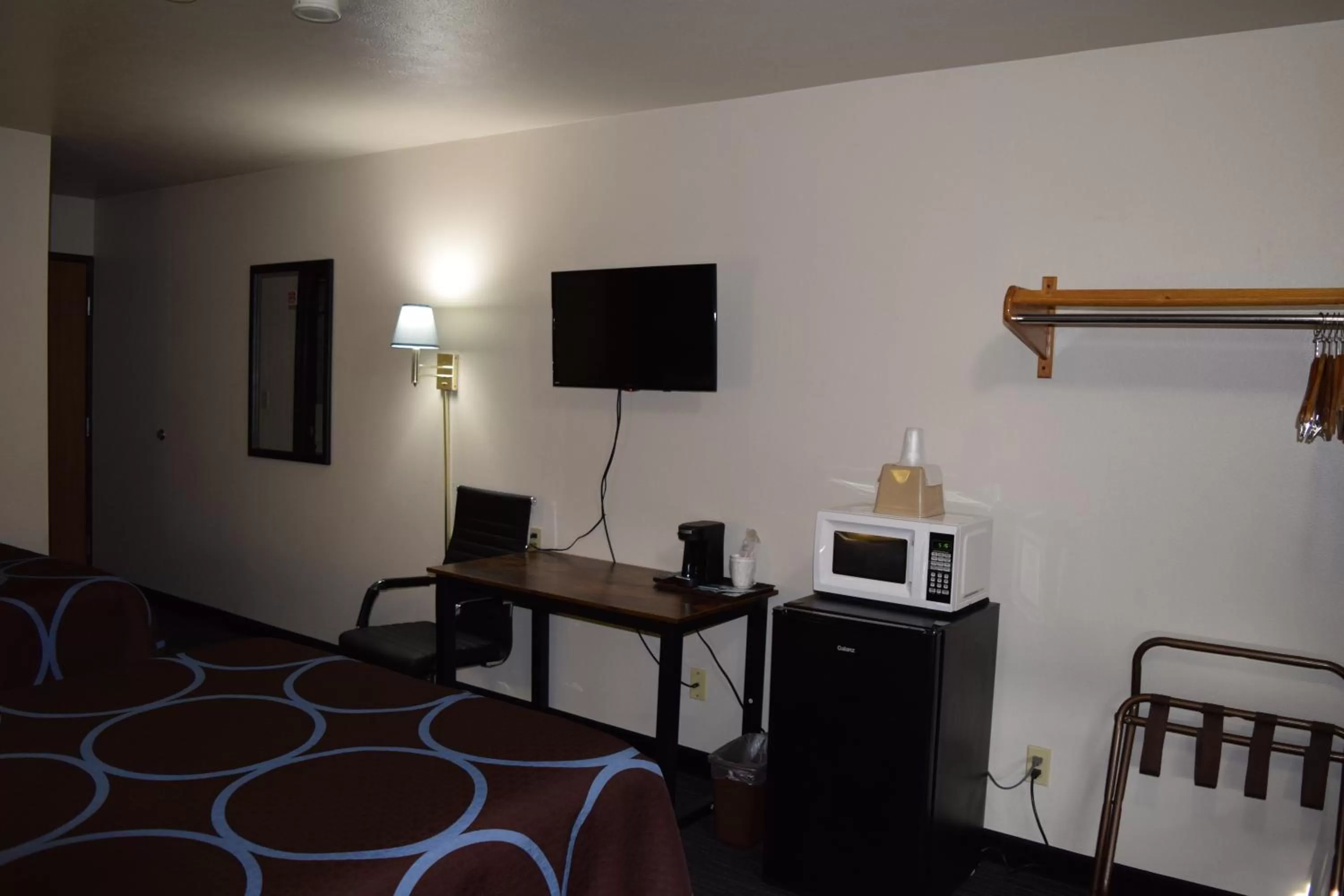 TV and multimedia, Bed in AmeriVu Inn and Suites Shawano WI