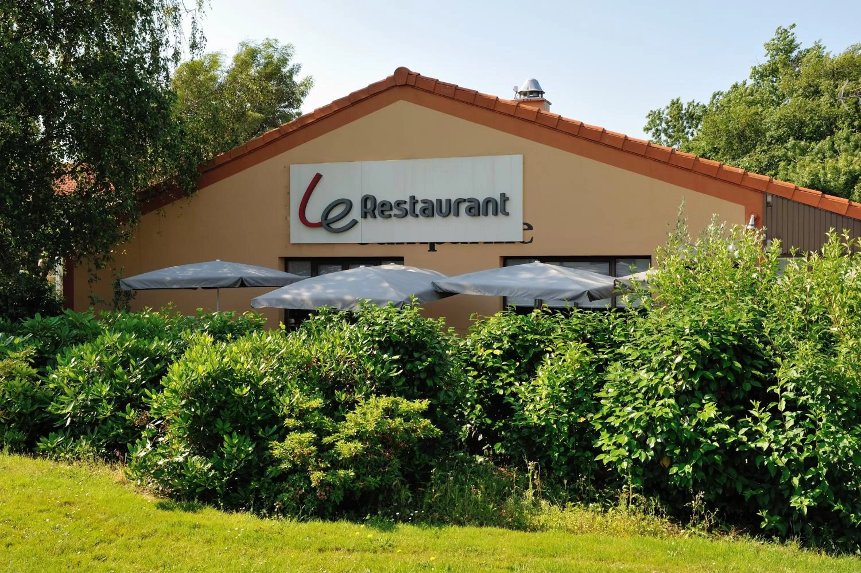Facade/entrance in Campanile Cholet