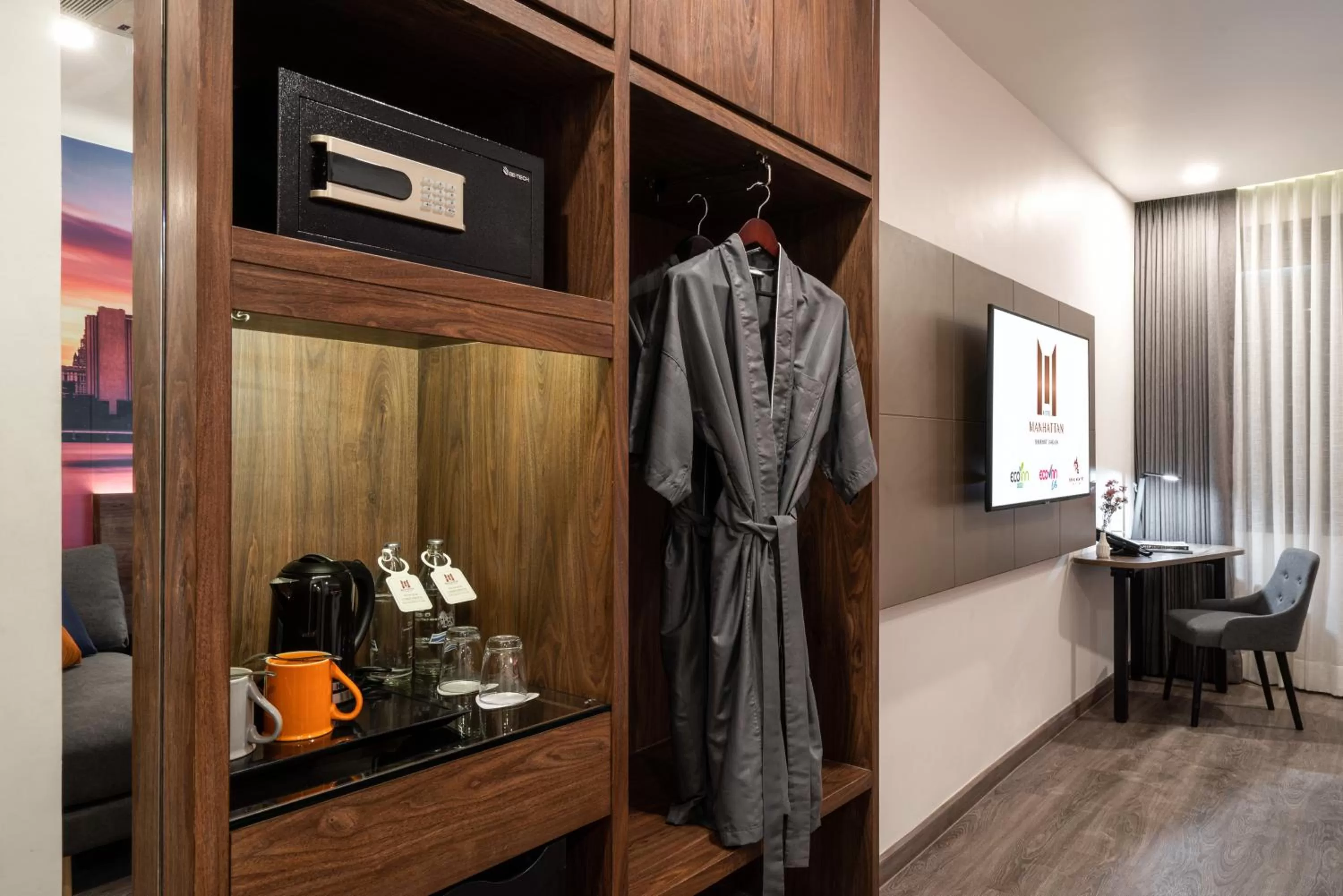 TV and multimedia in Manhattan Hotel Bangkok