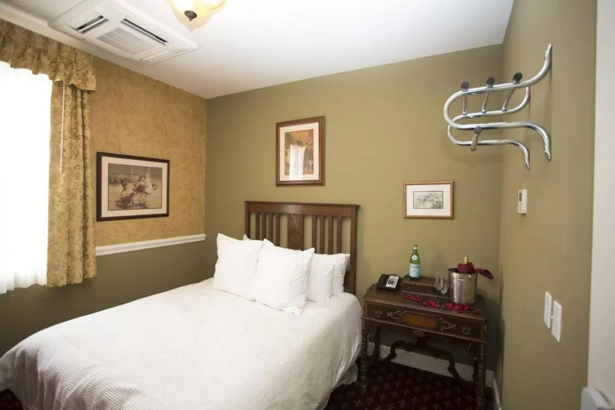 Small Twin Room in National Hotel Jackson, Tapestry Collection by Hilton