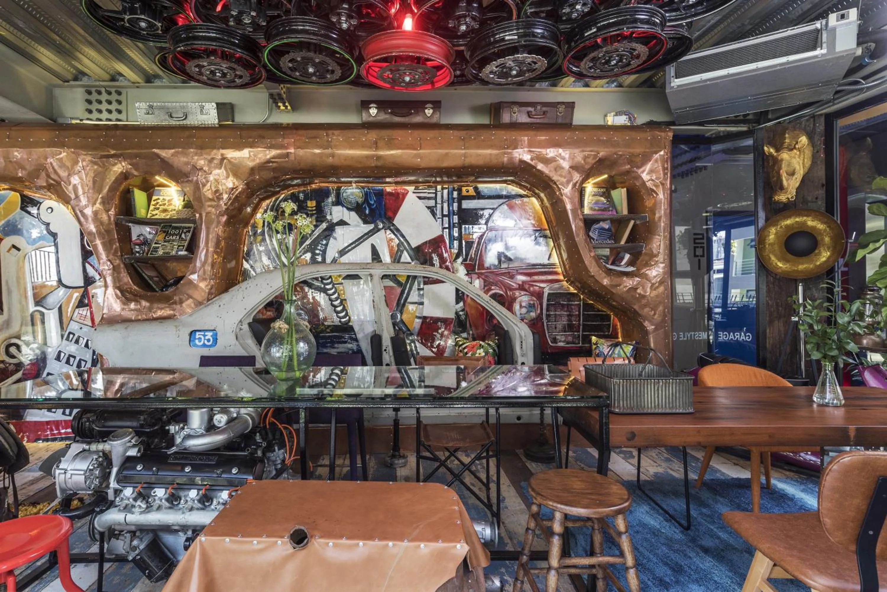 Library in MeStyle Garage Hotel