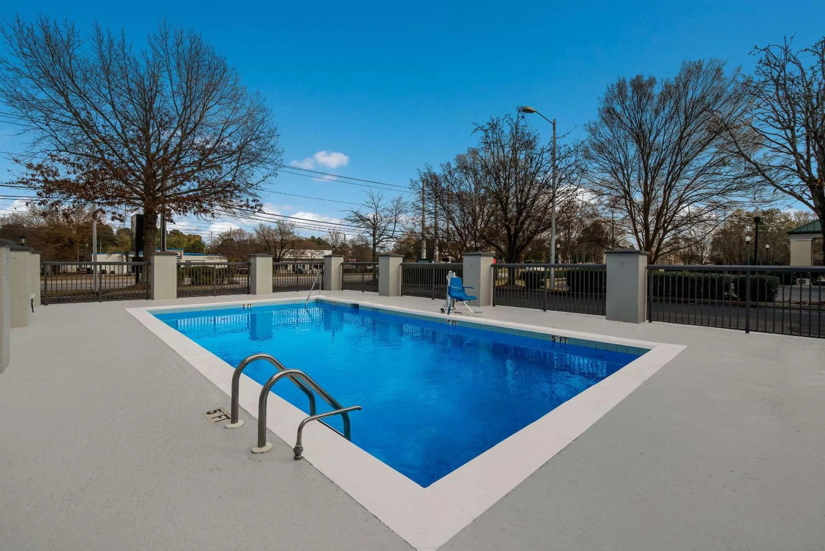 Swimming pool in Quality Inn & Suites Aiken South