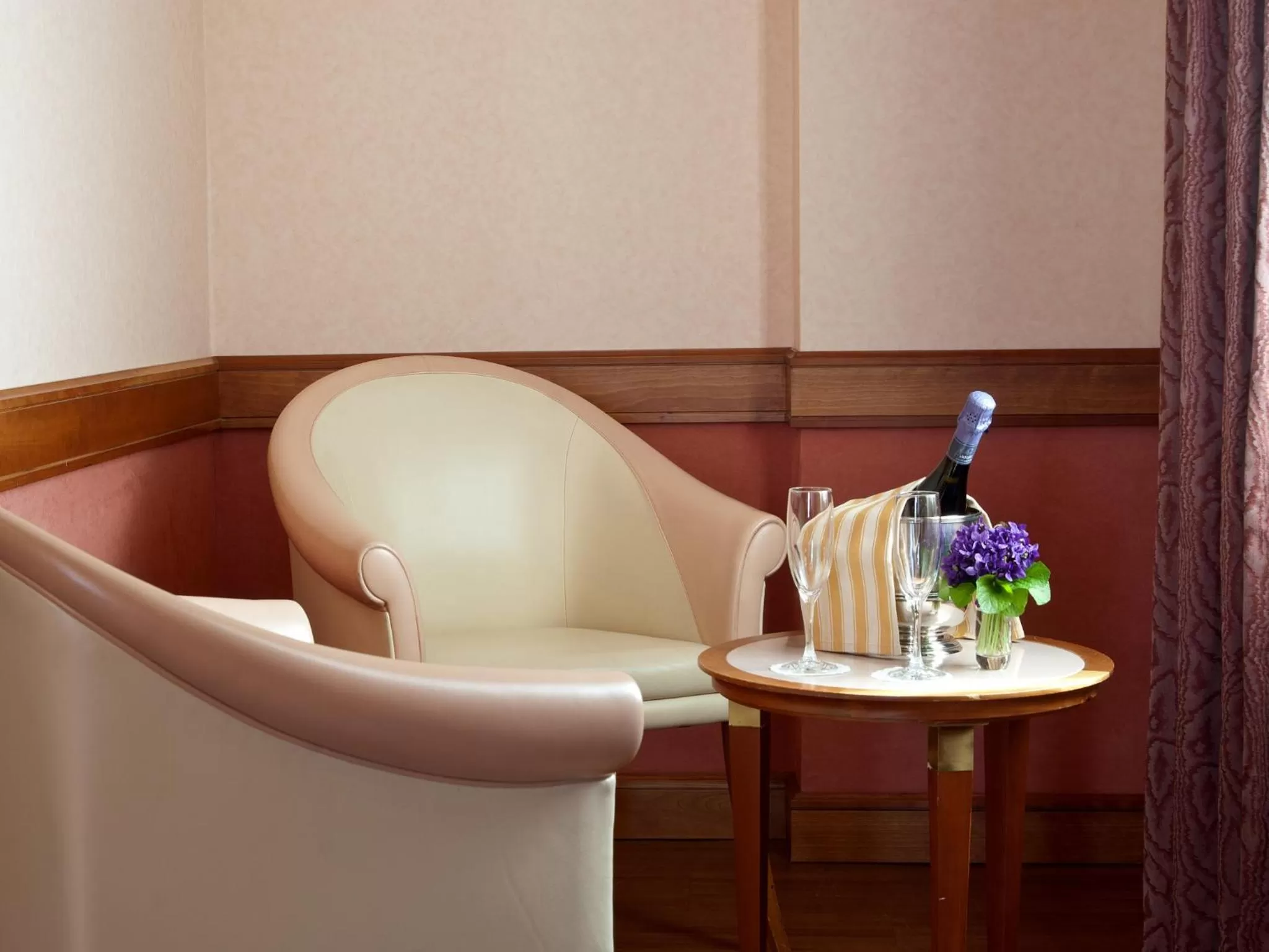 Seating area in Sangallo Palace