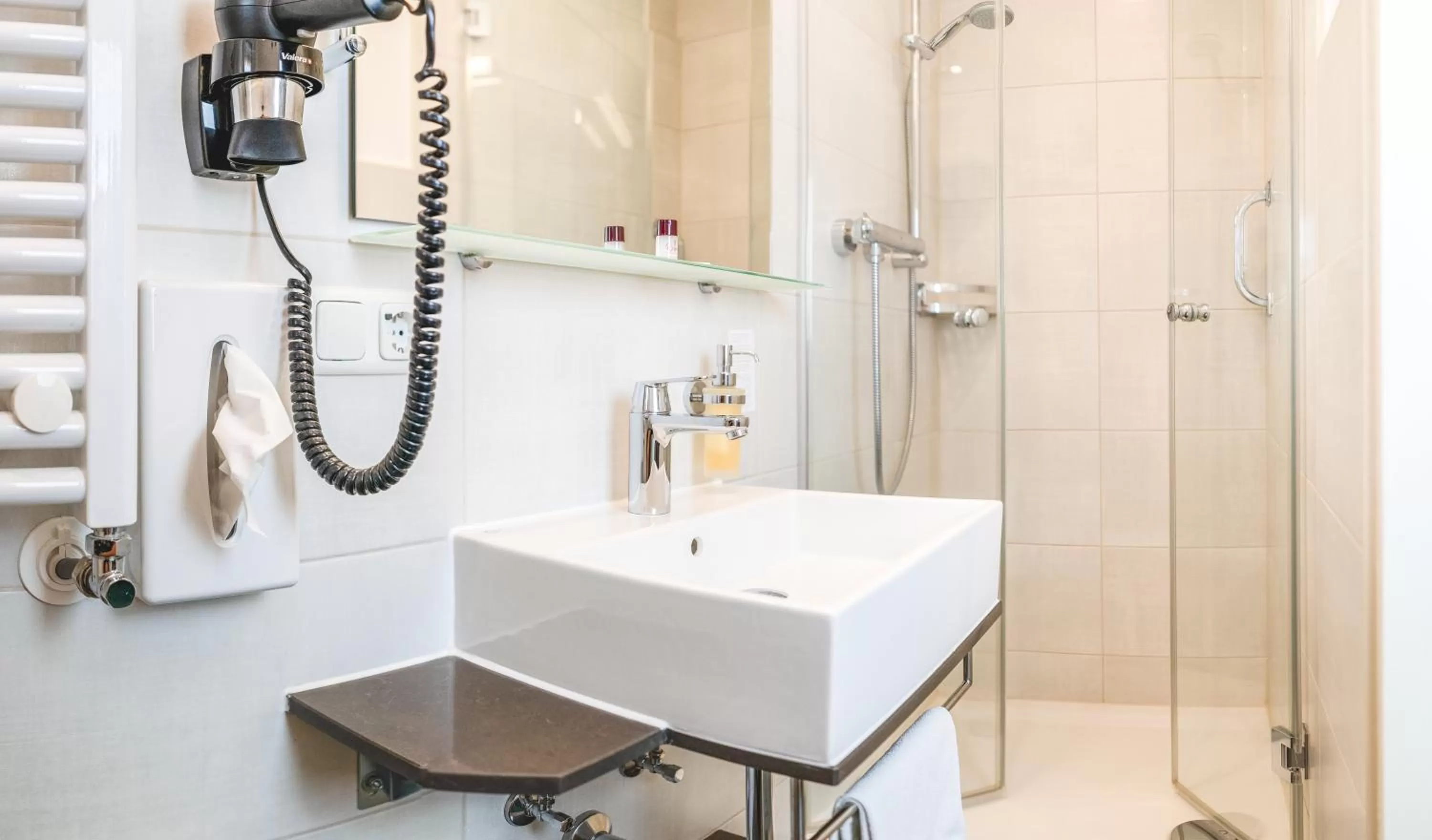 Shower in Hotel Steffl Garni inkl Chiemgau Karte