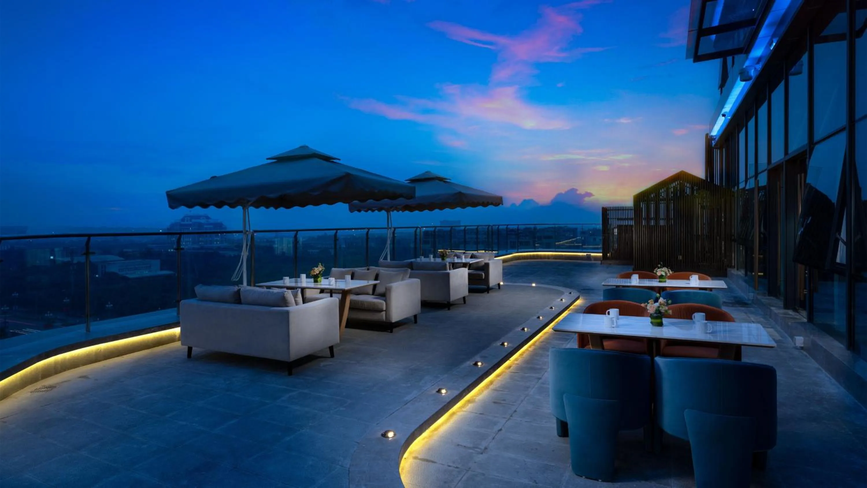 Restaurant/places to eat in Holiday Inn Express Chengdu Pidu by IHG