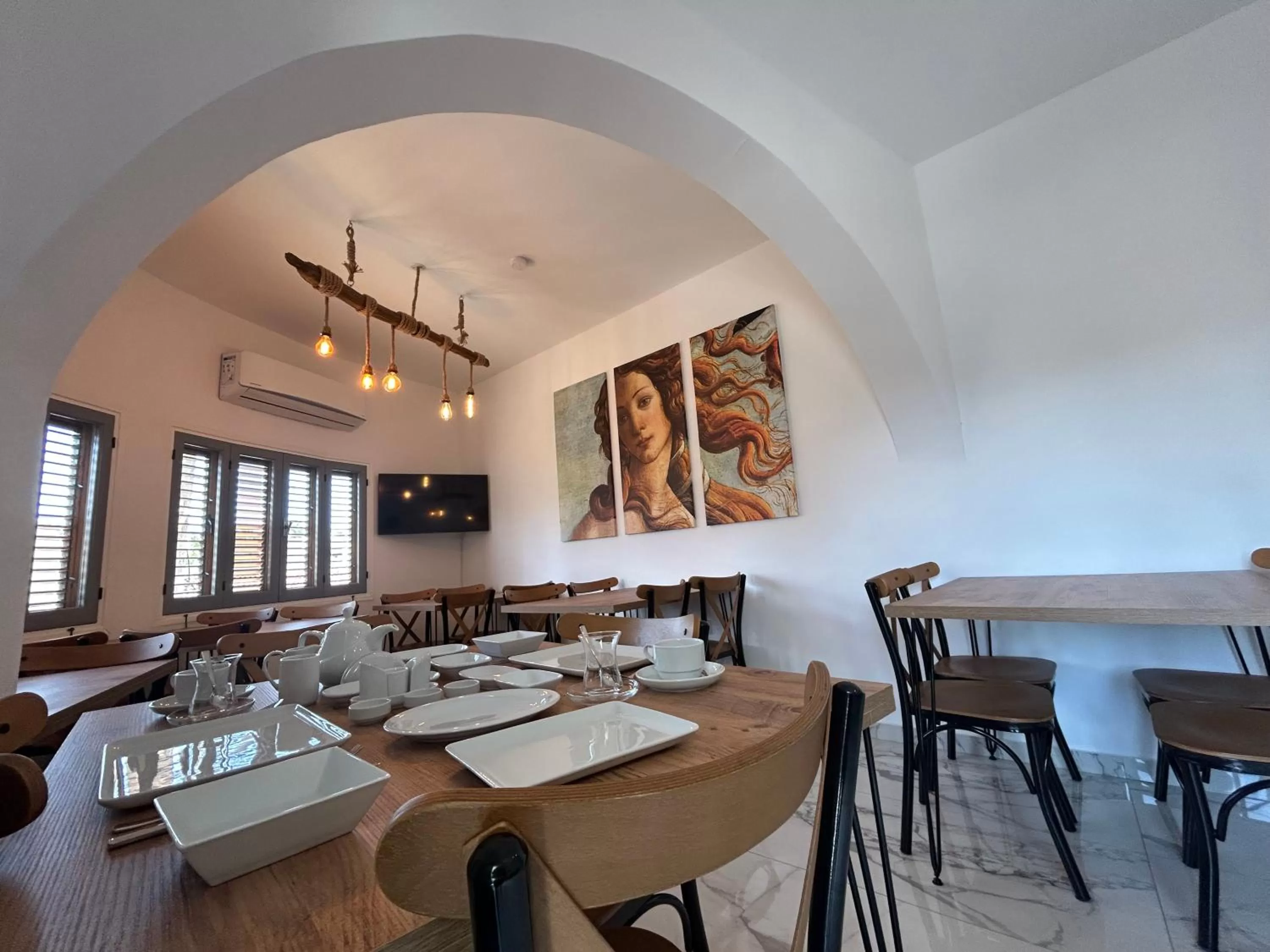 Restaurant/places to eat in Royal Goddess Guest House, Walled City