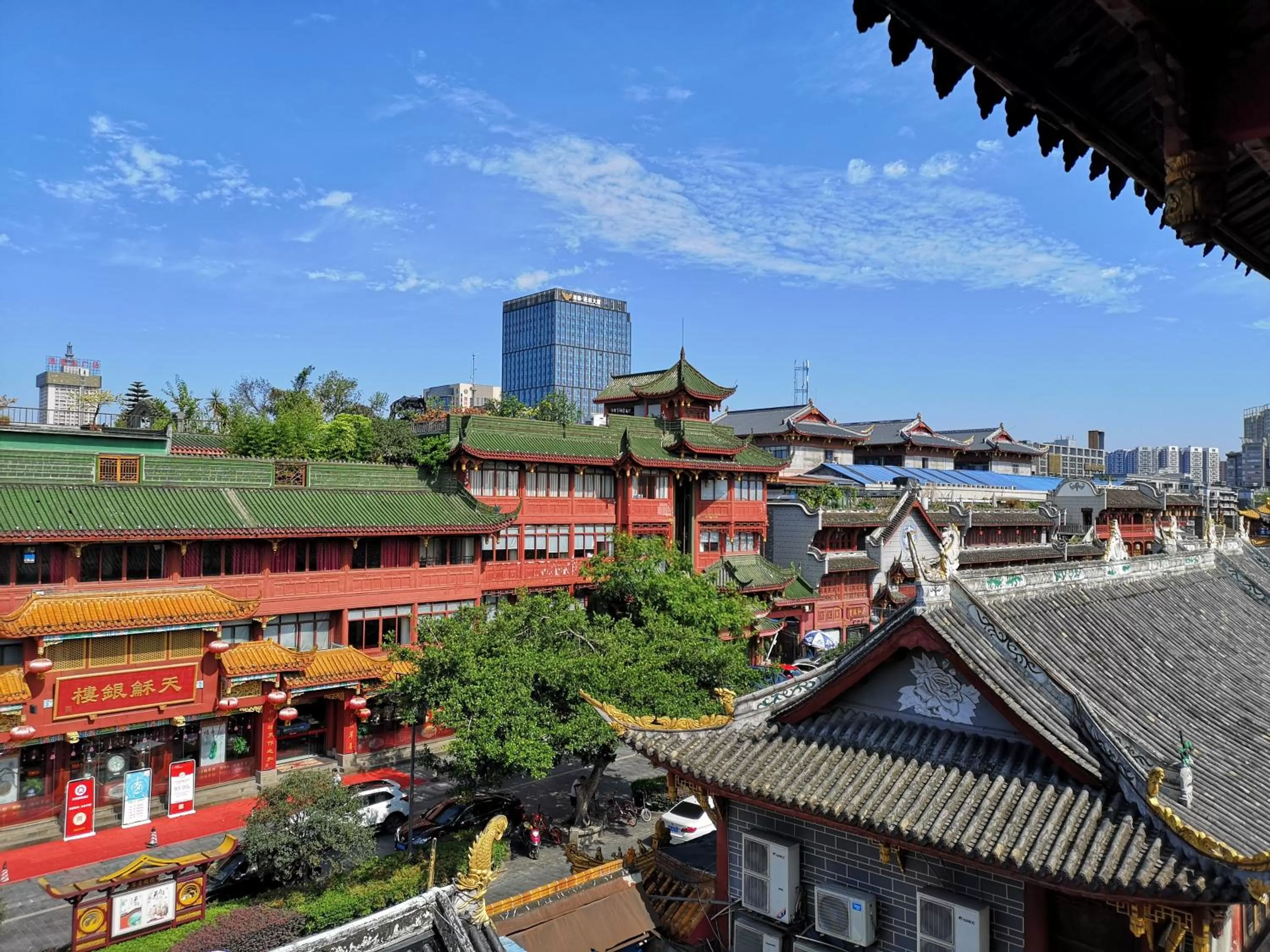 Neighbourhood in Wenjun Courtyard Hotel---3mins walk from Tonghuimen metro station ,next to People`s Park, fluent English service ,travel agency
