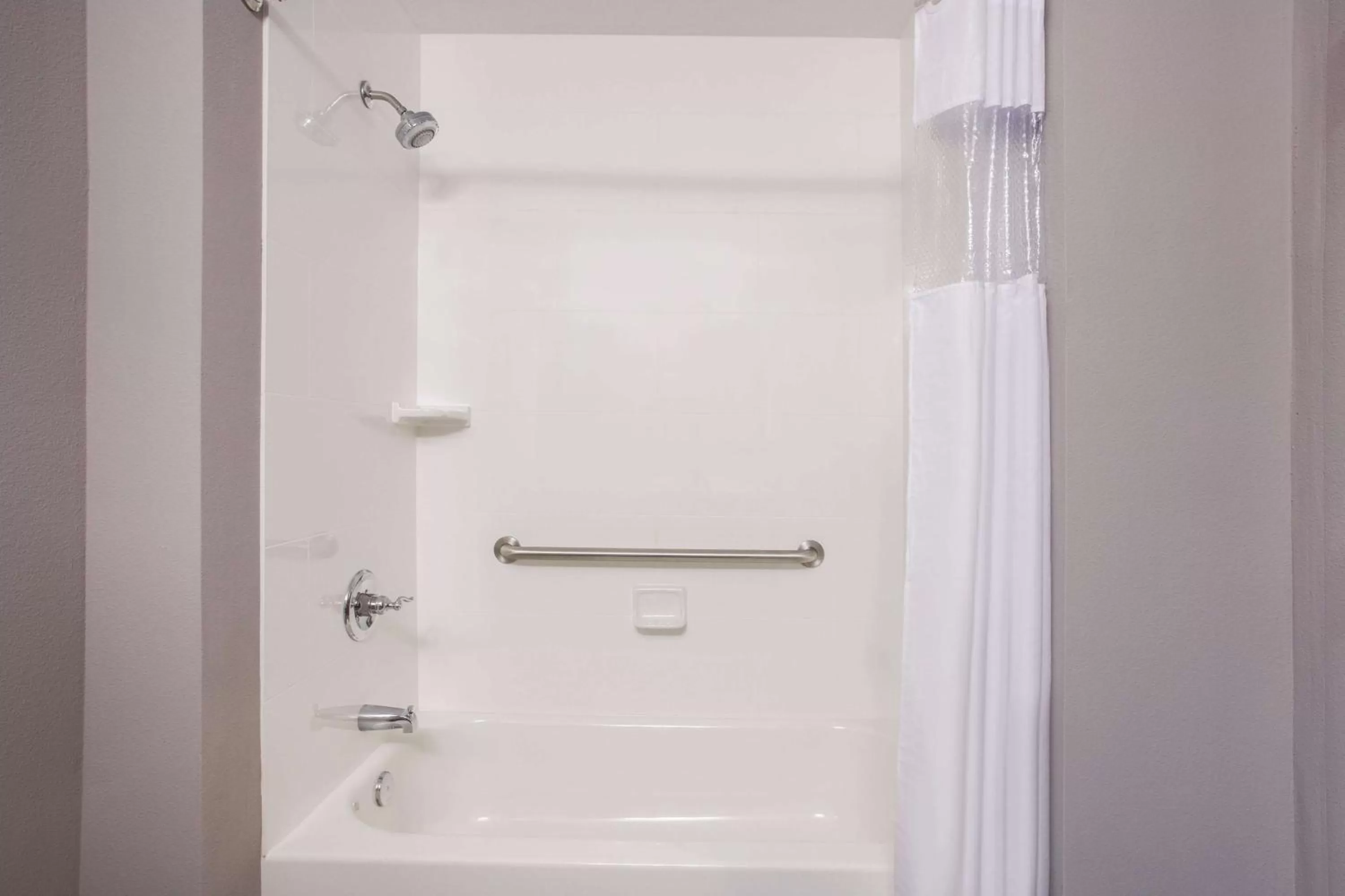 Photo of the whole room in La Quinta by Wyndham Cullman