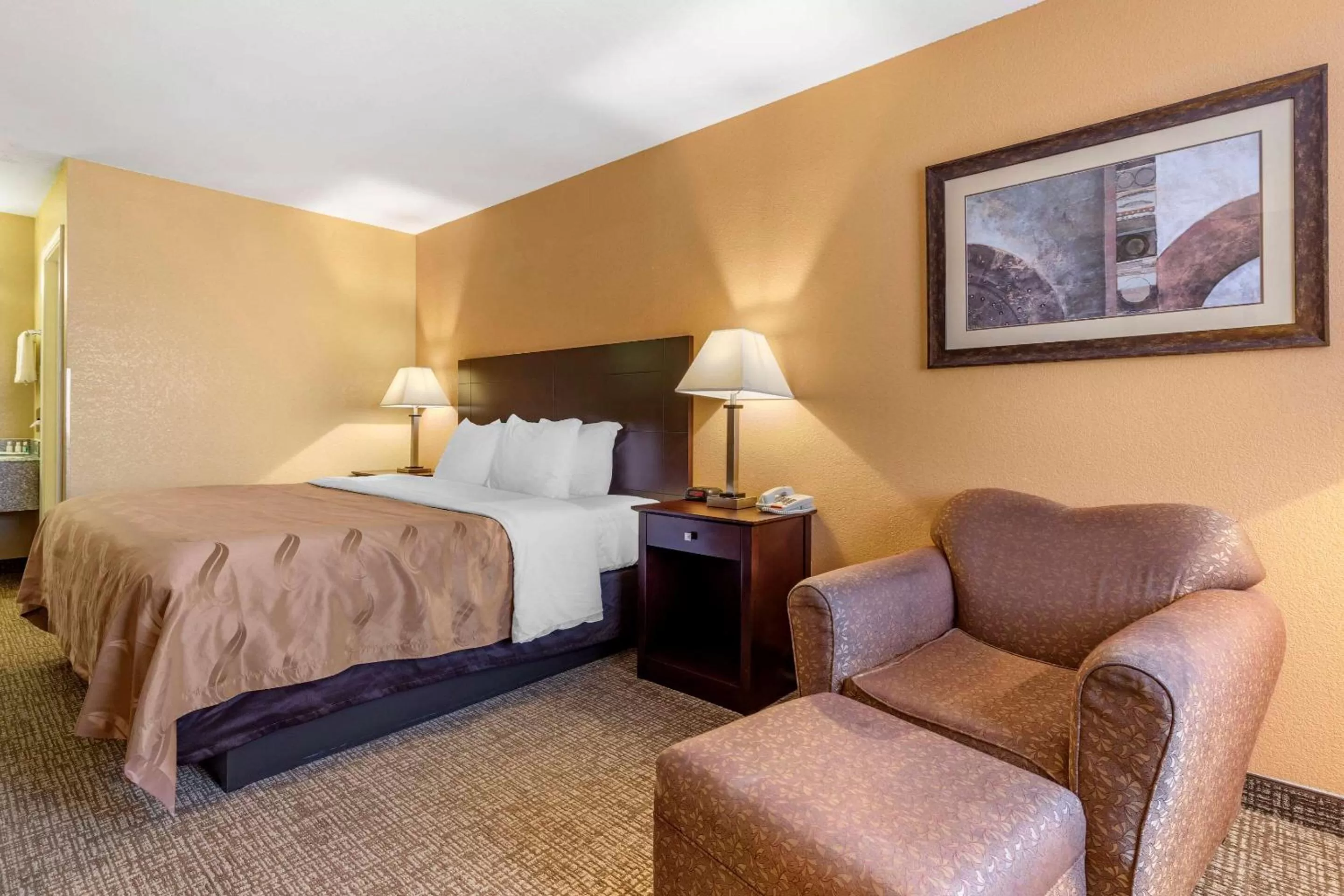 Photo of the whole room, Bed in Quality Inn Russellville I-40