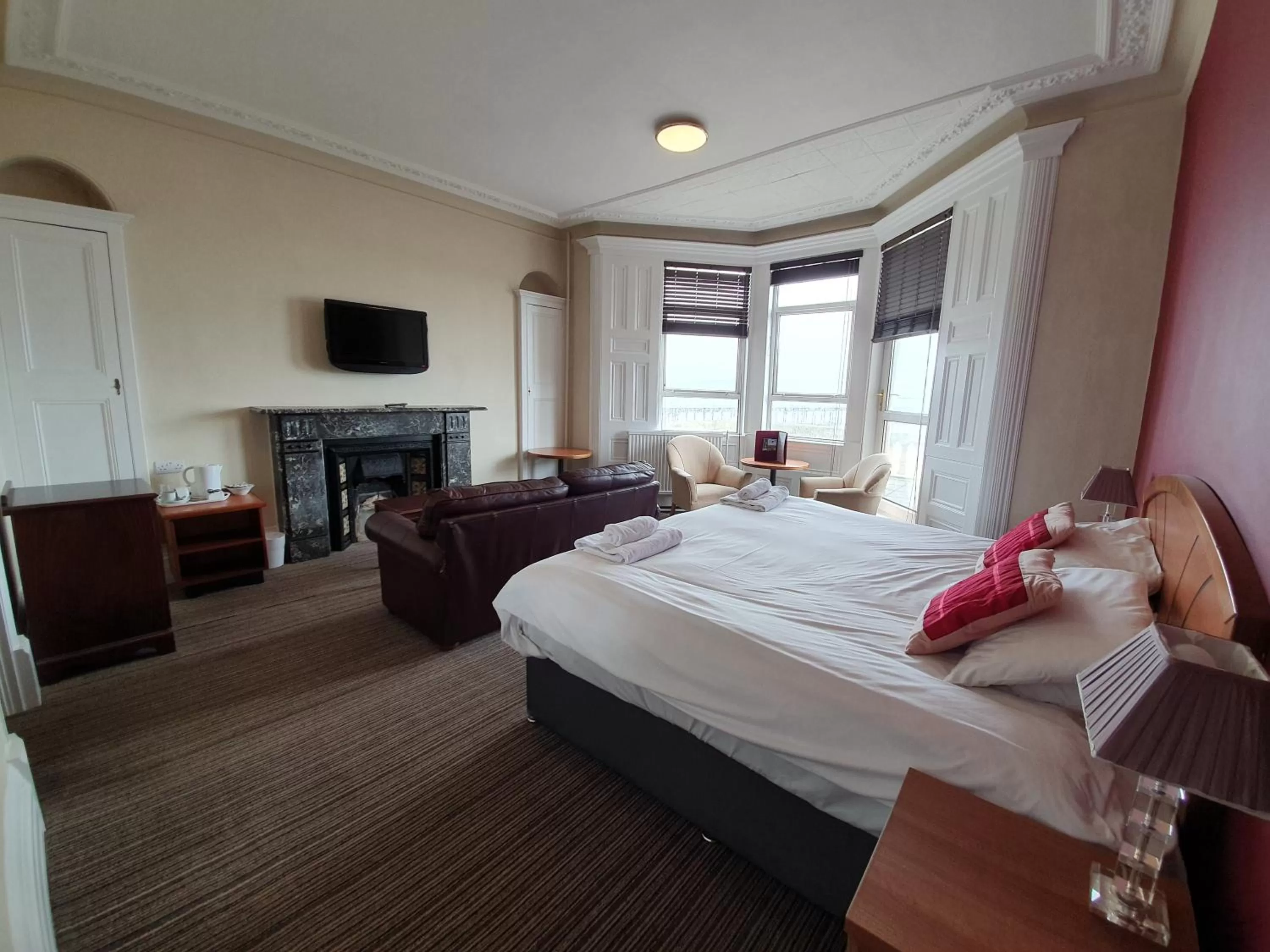 Photo of the whole room, Bed in The York Hotel