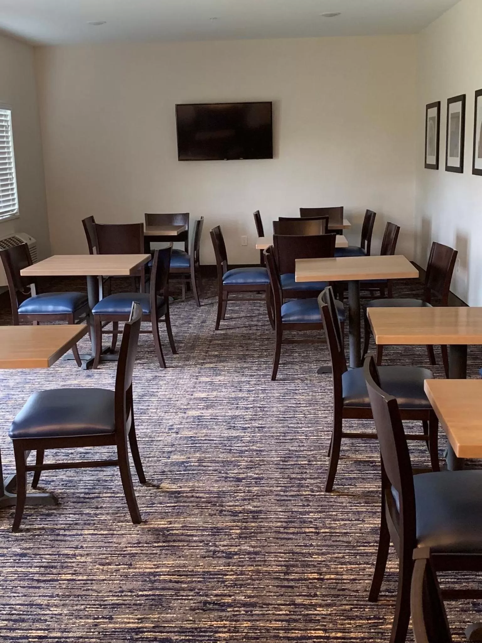 Restaurant/Places to Eat in GrandStay Hotel & Suites