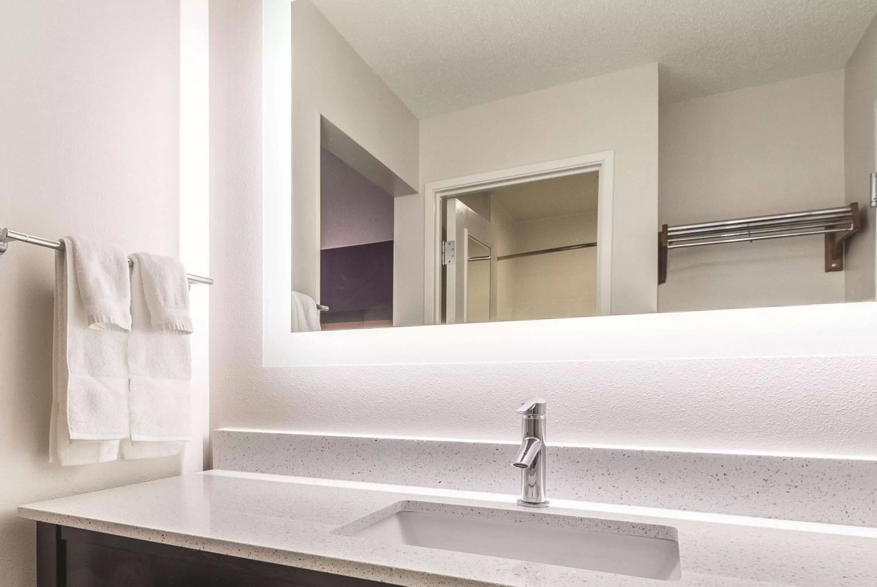 TV and multimedia in La Quinta Inn & Suites by Wyndham University Area Chapel Hill