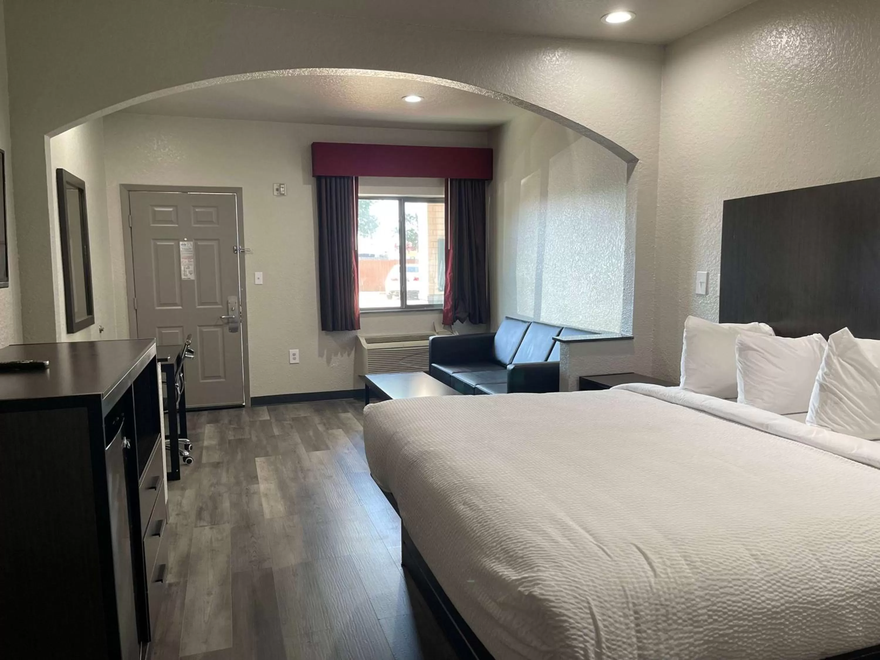 Photo of the whole room, Bed in Days Inn by Wyndham Dickinson TX