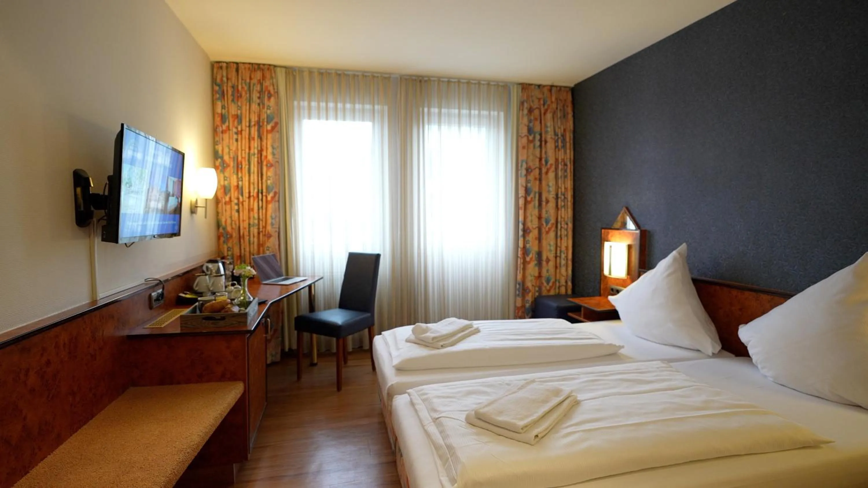 Photo of the whole room, Bed in Hotel Miramar am Römer