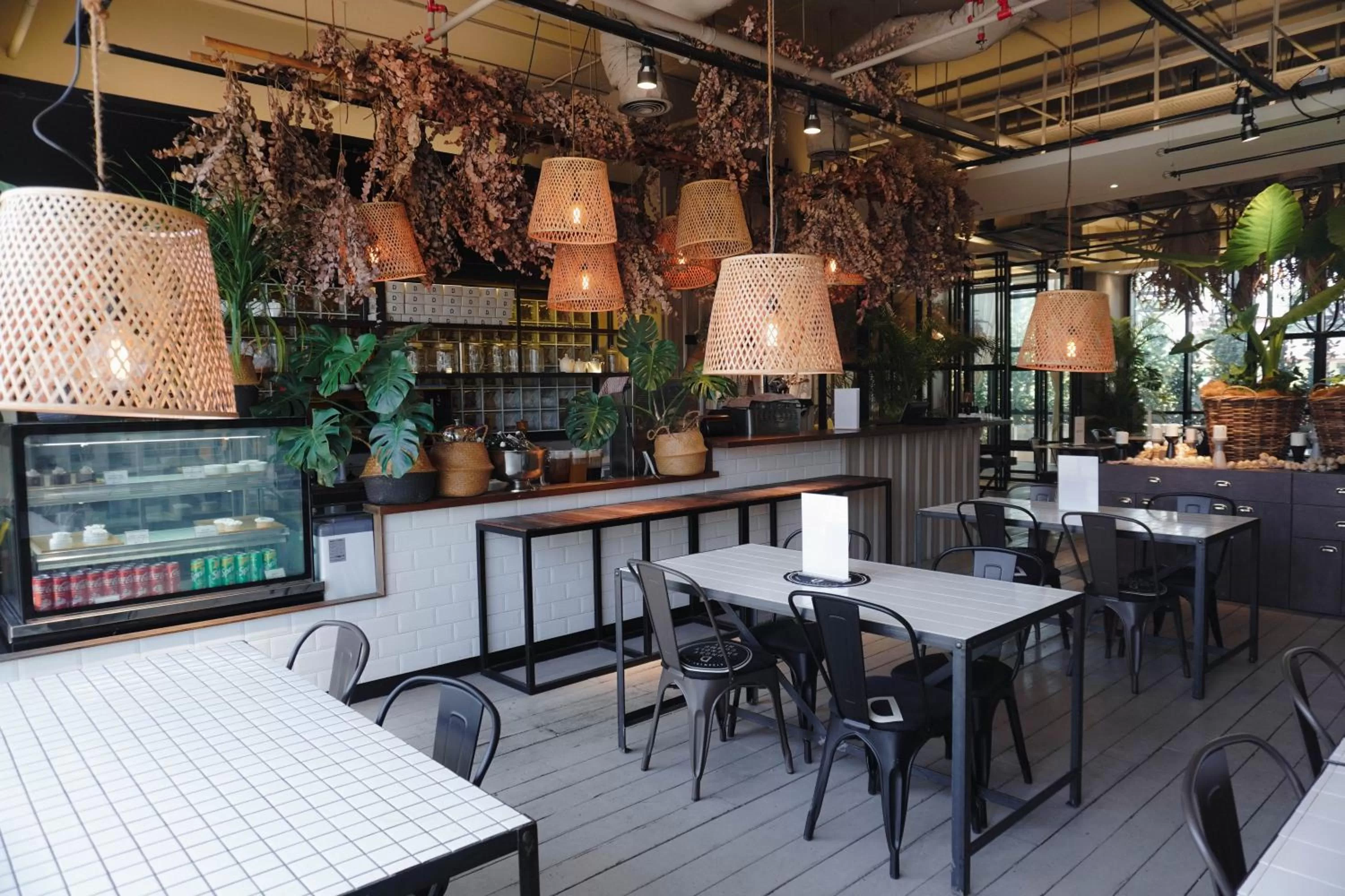 Restaurant/places to eat in M Roof Hotel & Residences