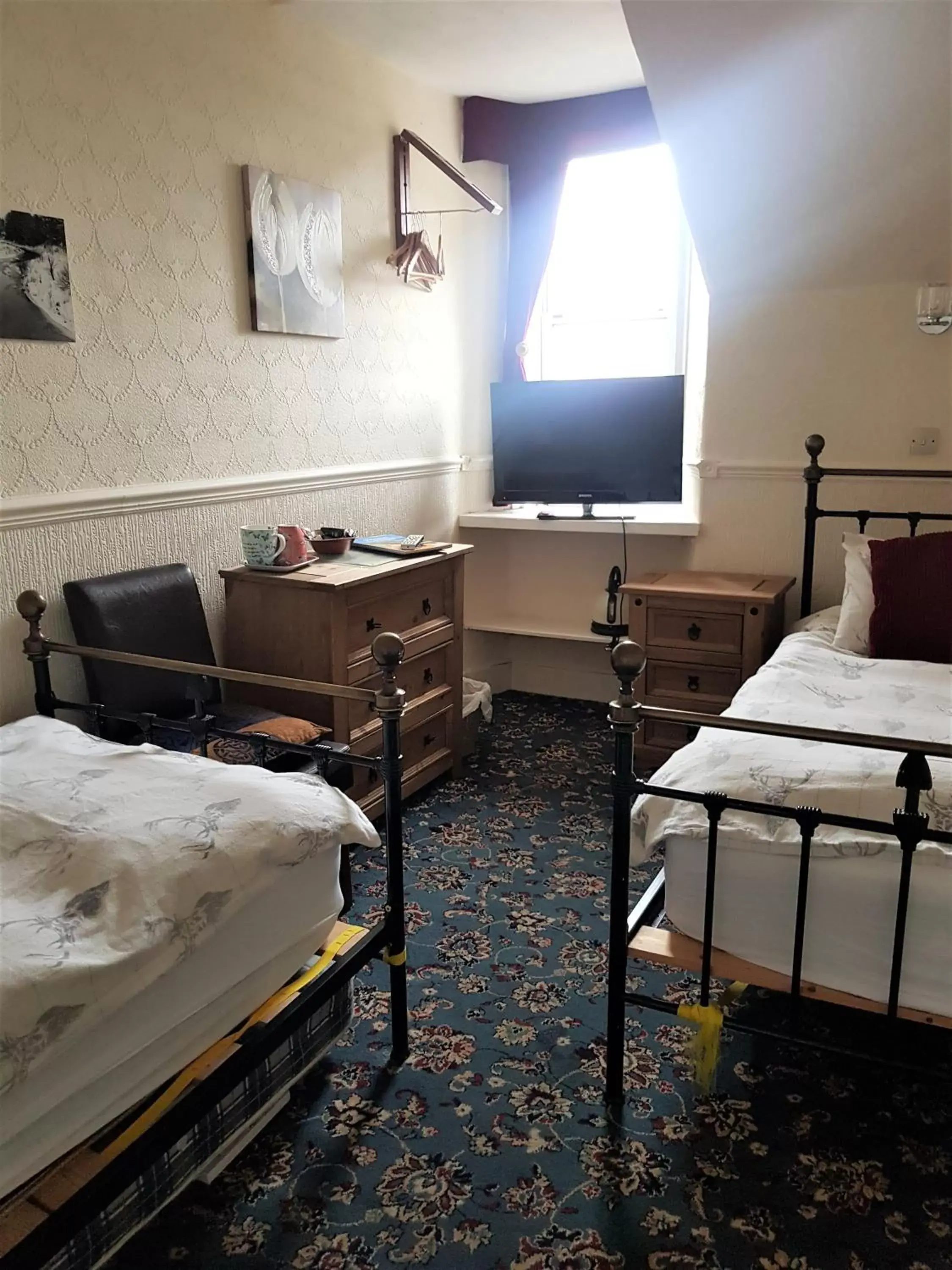 Twin Room with Shared Bathroom in Cedar Villa Guest House Twin Room with Shared Bathroom in Cedar Villa Guest House