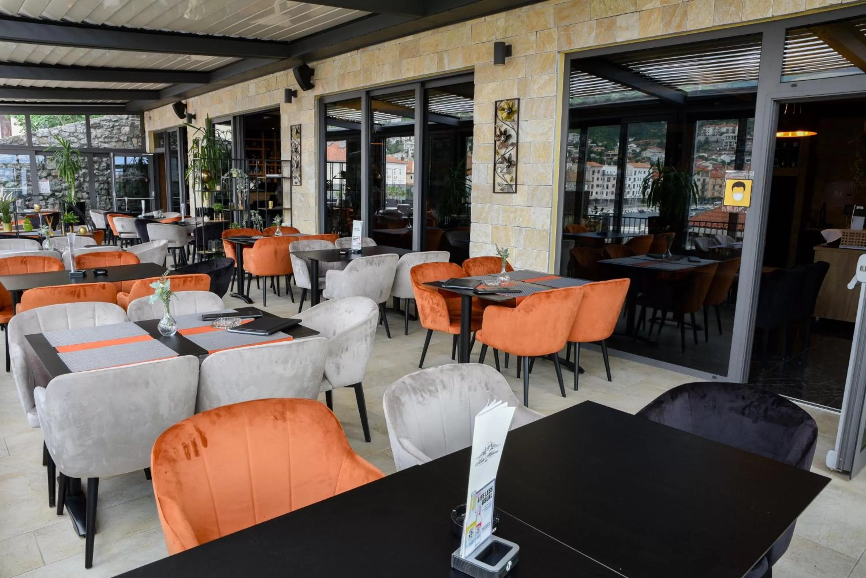 Restaurant/places to eat in Hotel Meduza