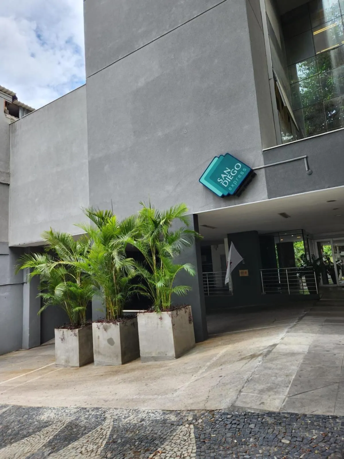 Property building in San Diego Express Barro Preto