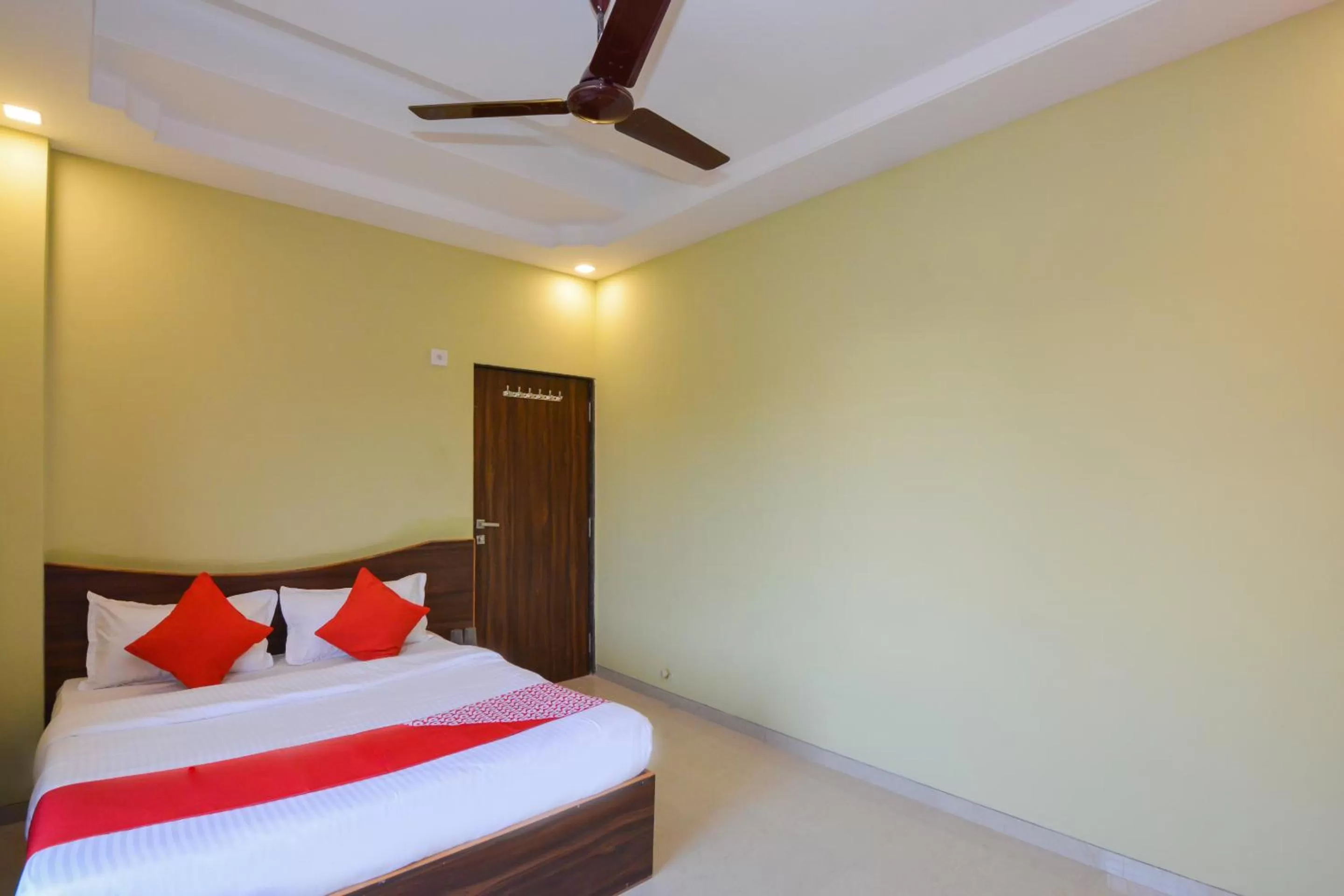 Photo of the whole room, Bed in Sukrangu Palace