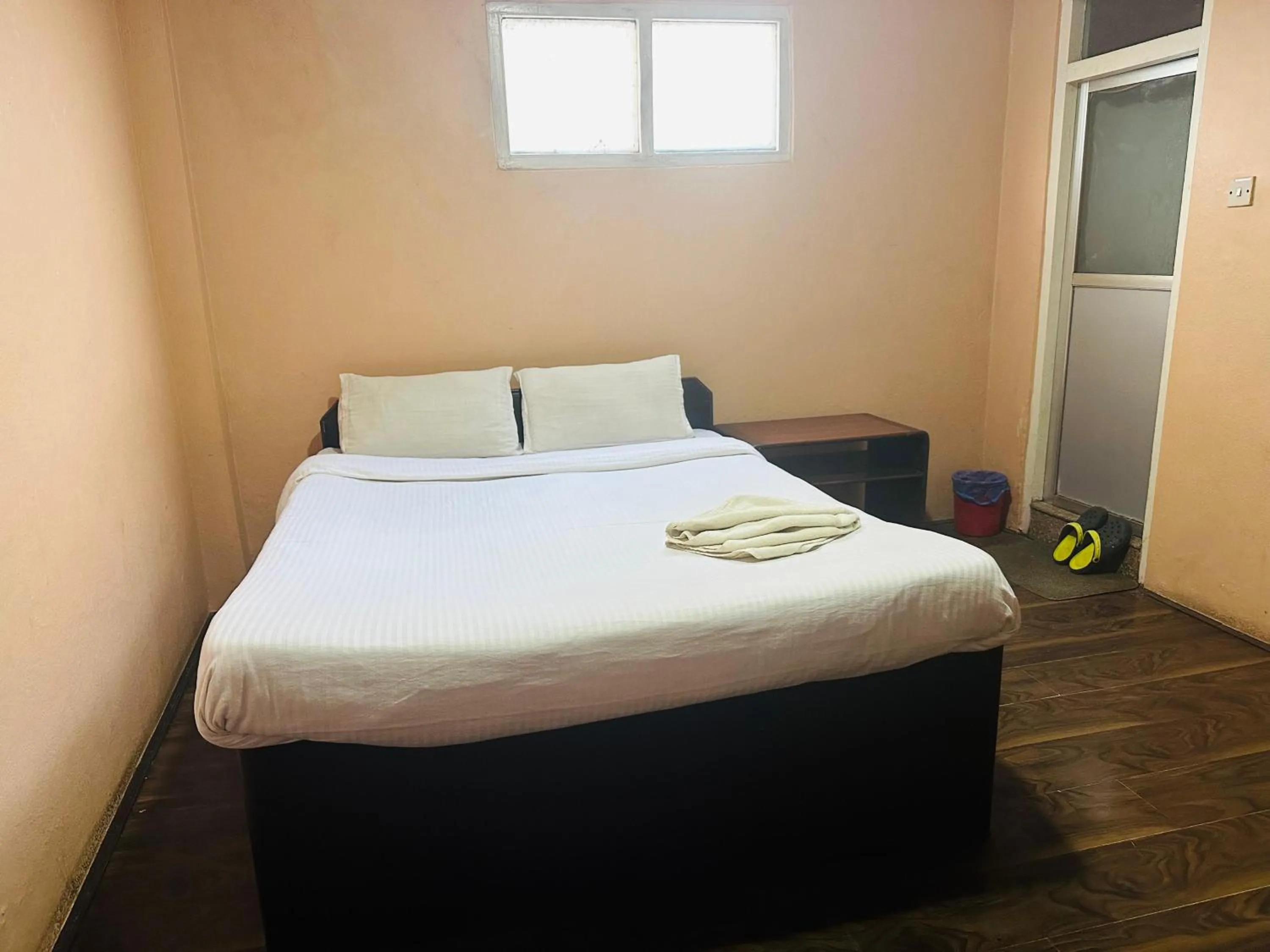 Bedroom, Bed in Hotel Travelers Home