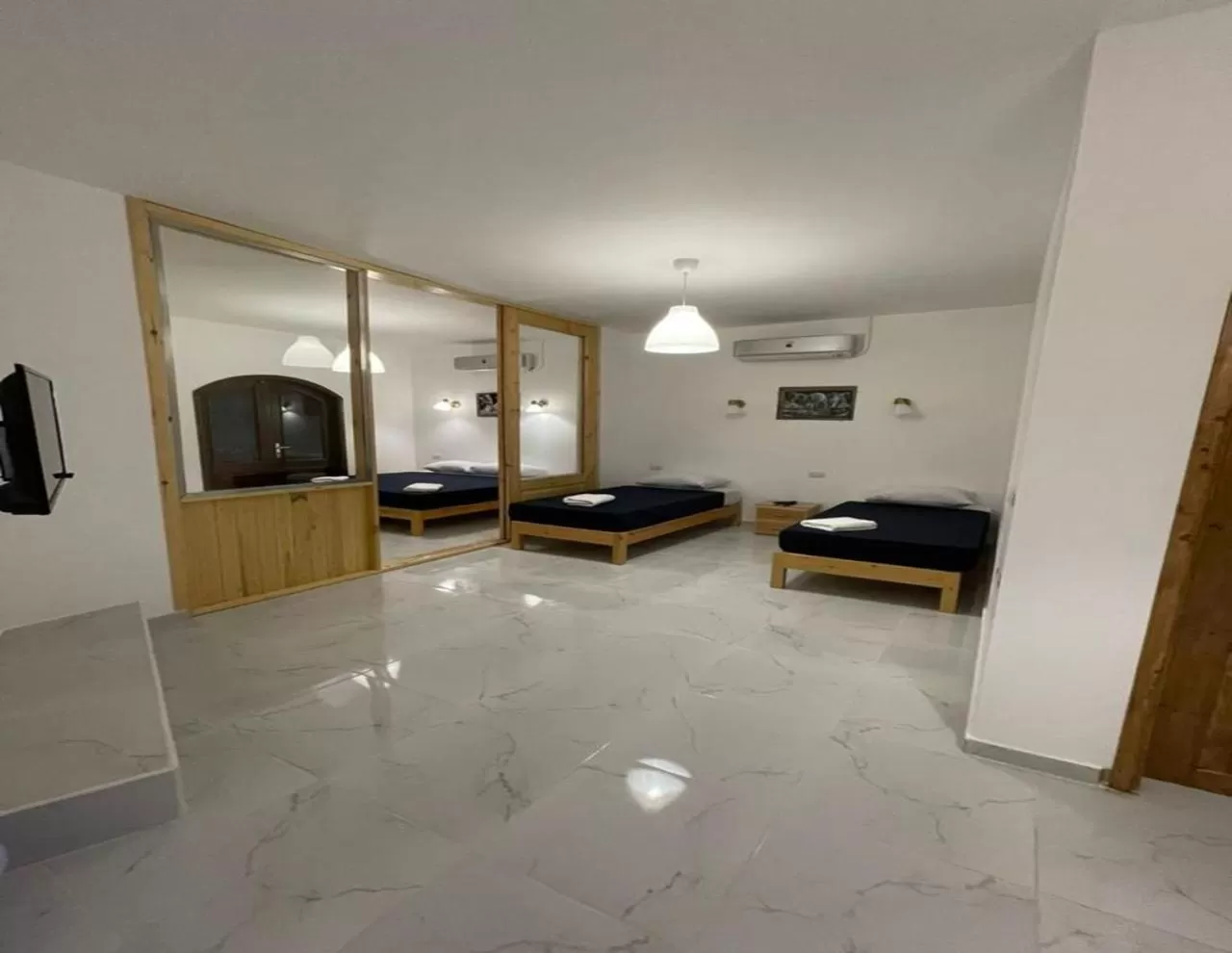 Photo of the whole room, Bed in Penguin Village Dahab