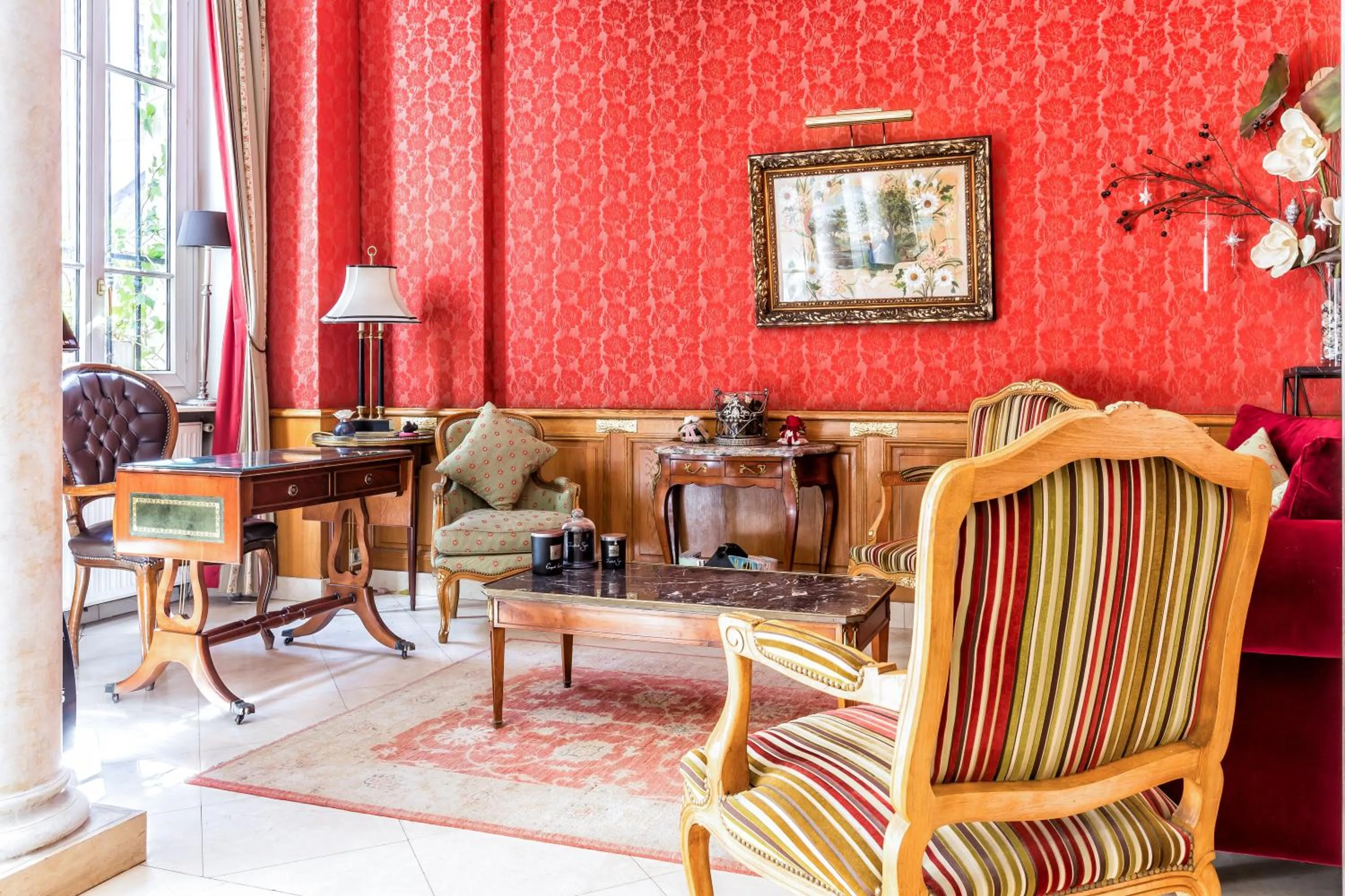 Communal lounge/ TV room in Hotel Regence Paris