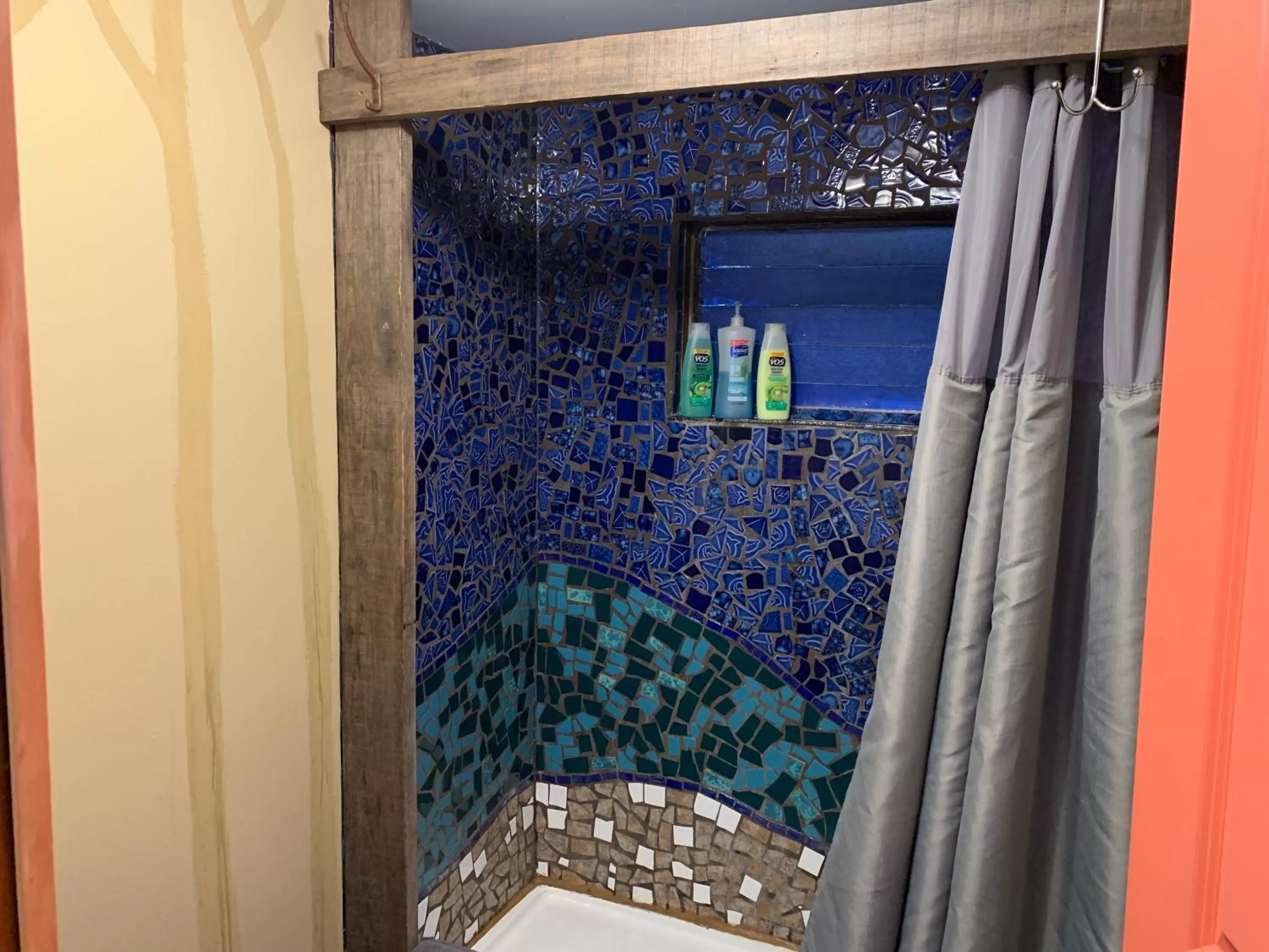 Shower in Nature Coast Inn & Cottages