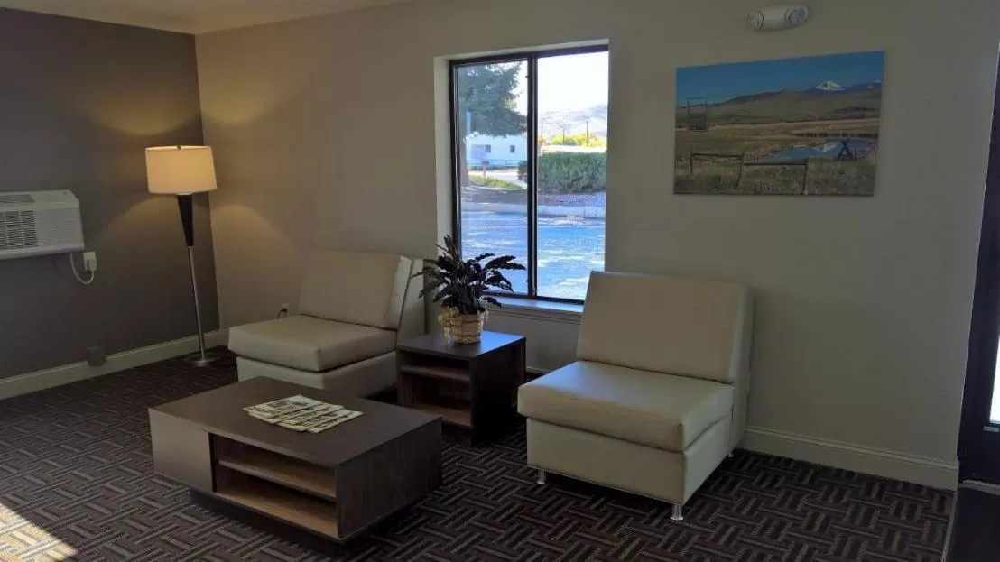 Lobby or reception in Super 8 by Wyndham Dillon