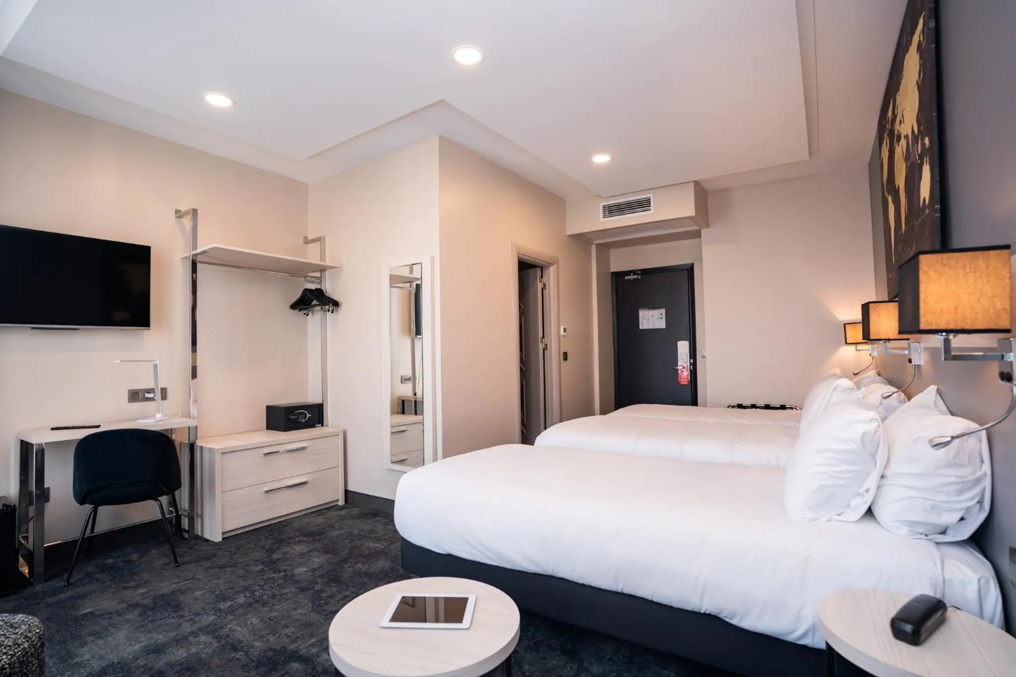 Bed in Hôtel Univers