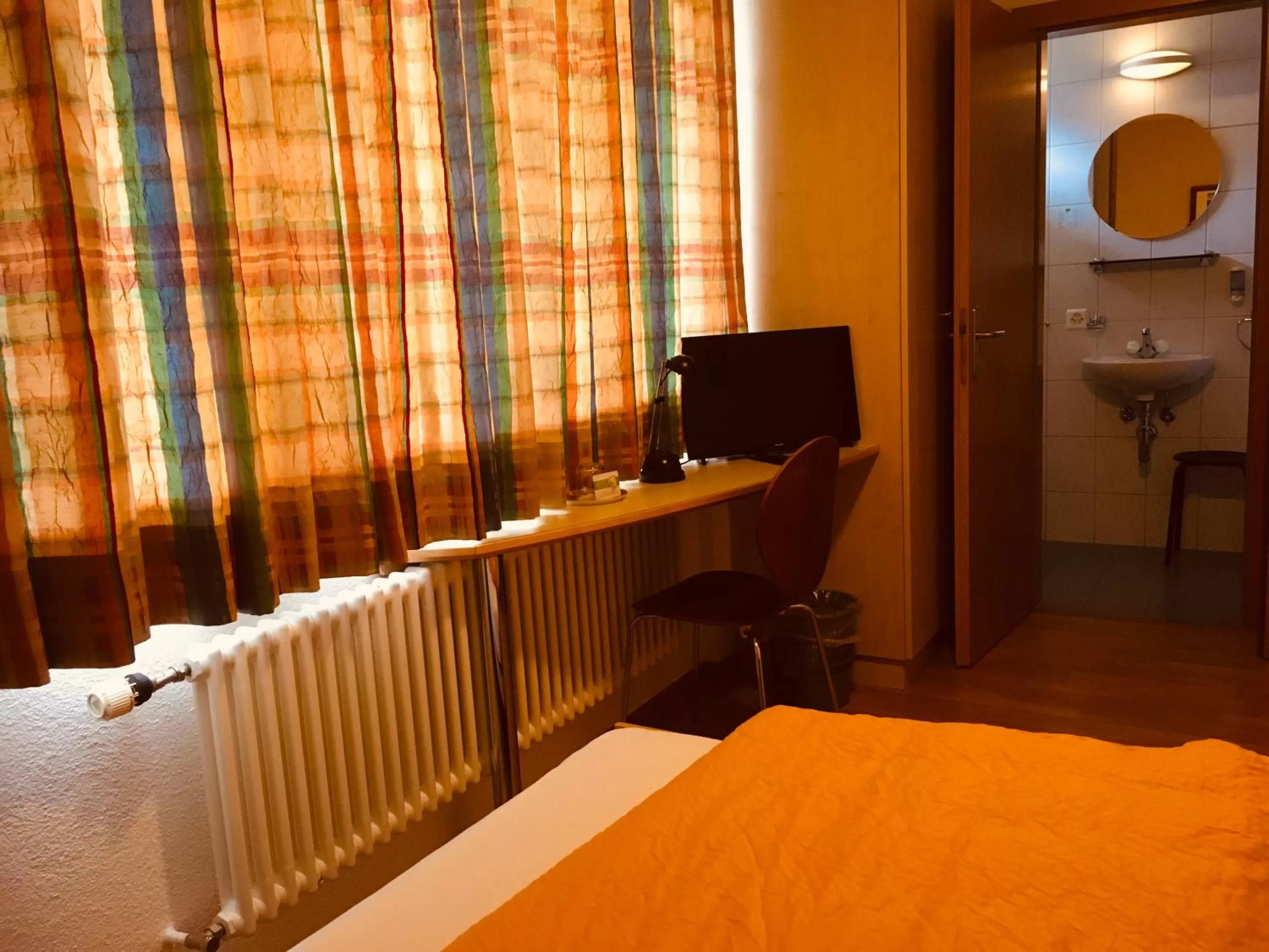 Photo of the whole room, TV/Entertainment Center in Gasthaus zum Löwen