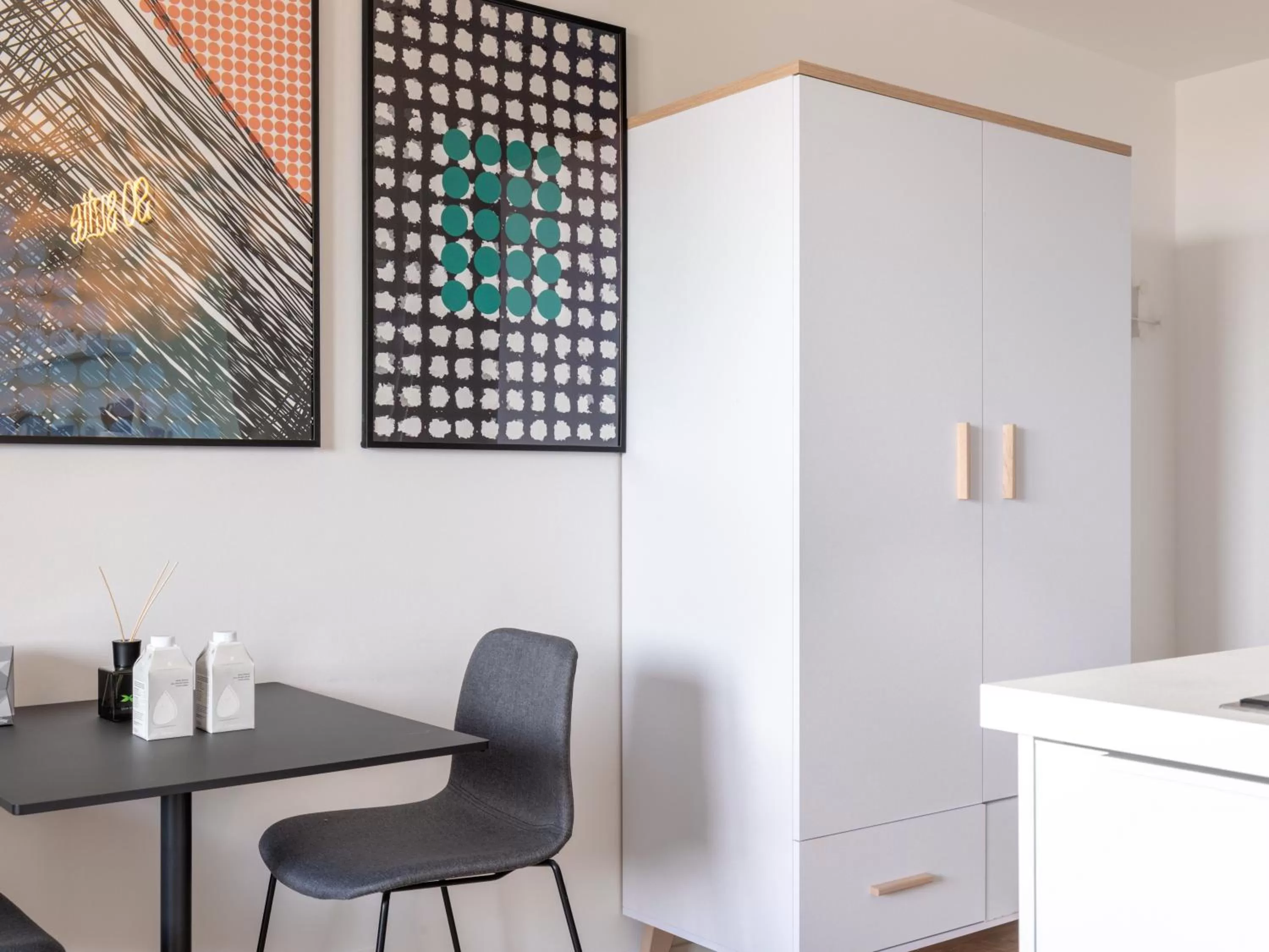 Seating area in Limehome Darmstadt Wilhelminenstraße - Digital Access