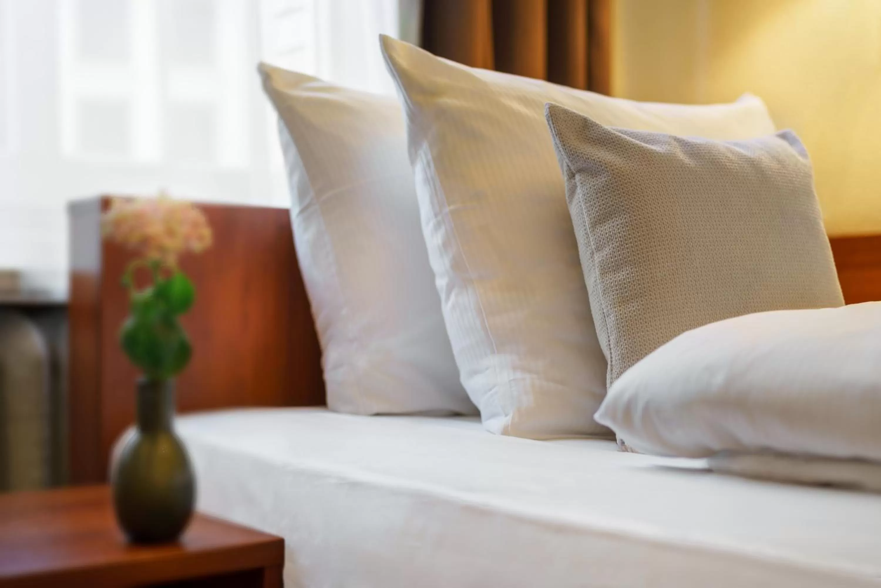 Photo of the whole room, Bed in Hotel Kronprinz Hamburg Hauptbahnhof