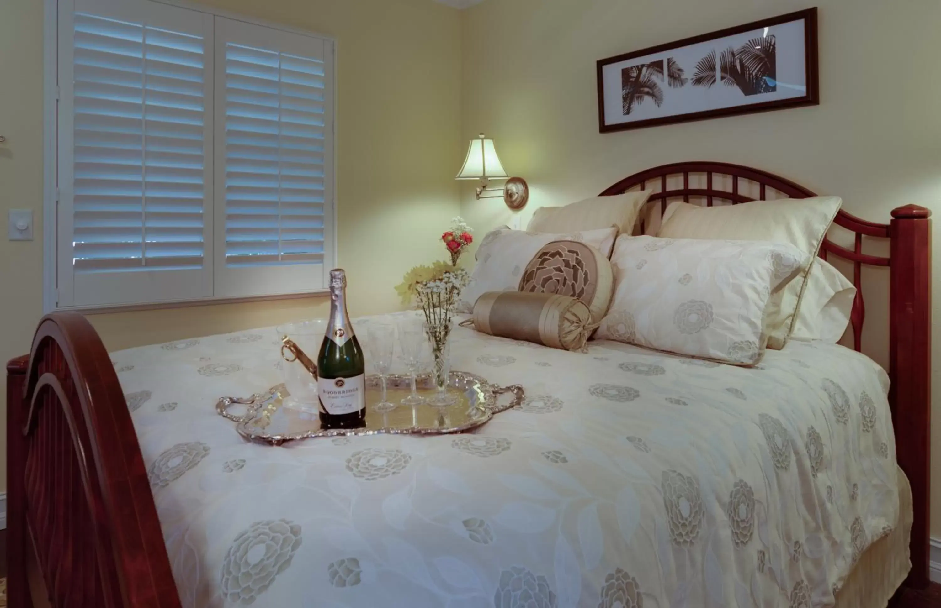 Queen Room with Spa Bath and Shower in SeaGlass Inn Bed and Breakfast Queen Room with Spa Bath and Shower in SeaGlass Inn Bed and Breakfast