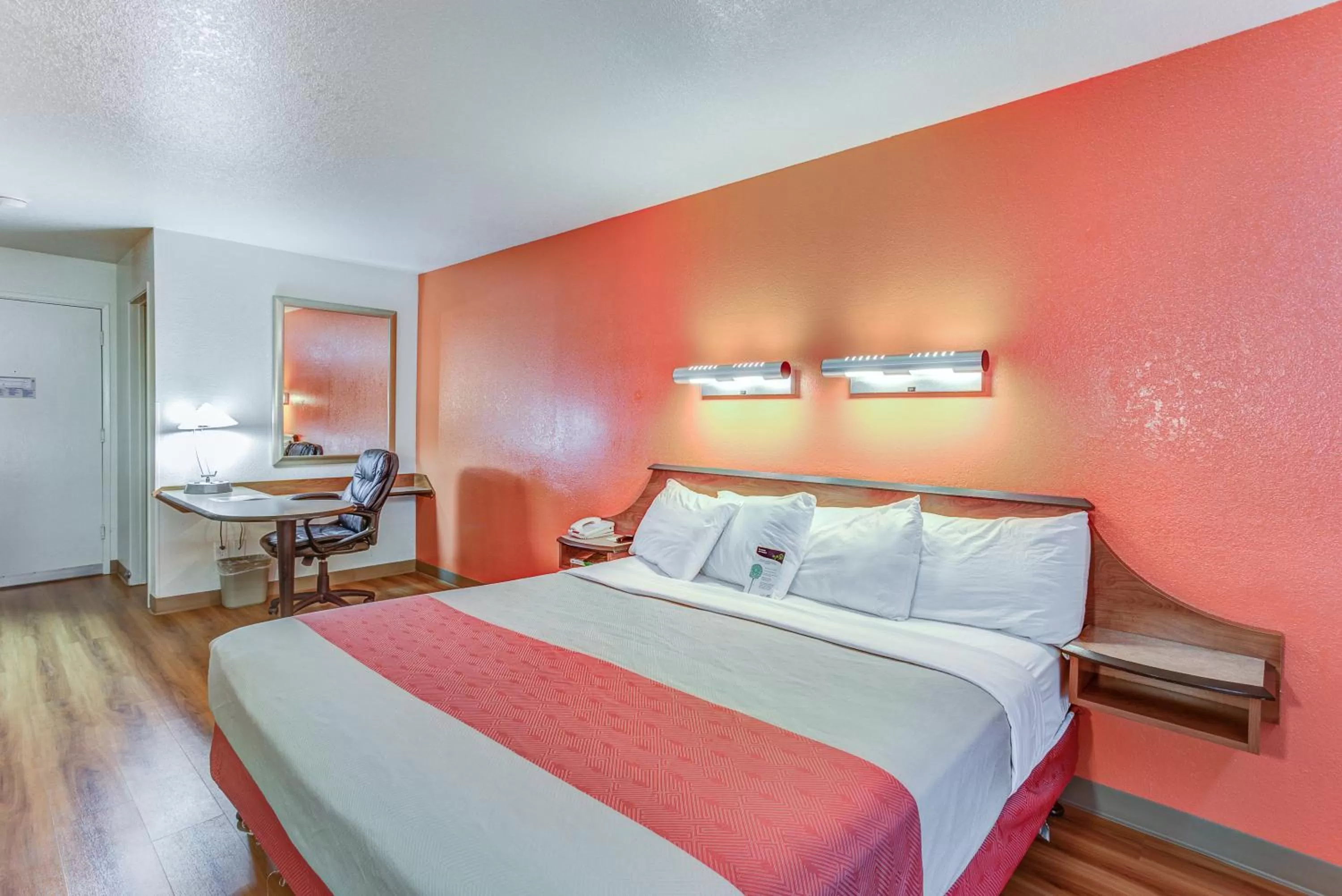 Bedroom, Bed in Motel 6-Portland, OR - Tigard West