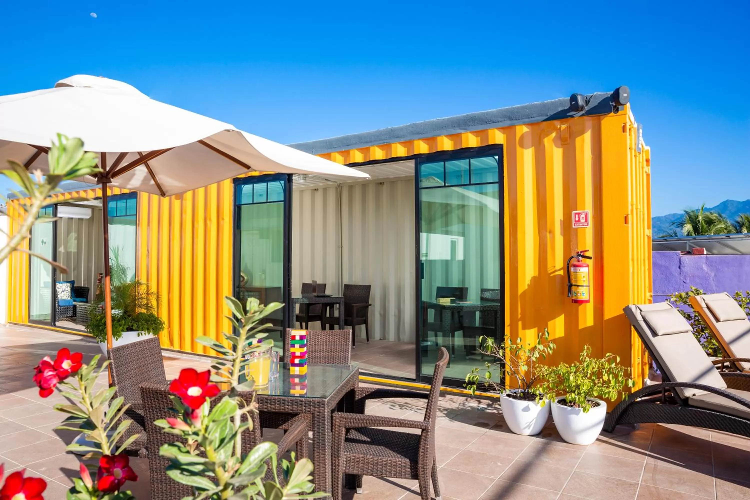 Patio in Container Inn Hotel Aeropuerto