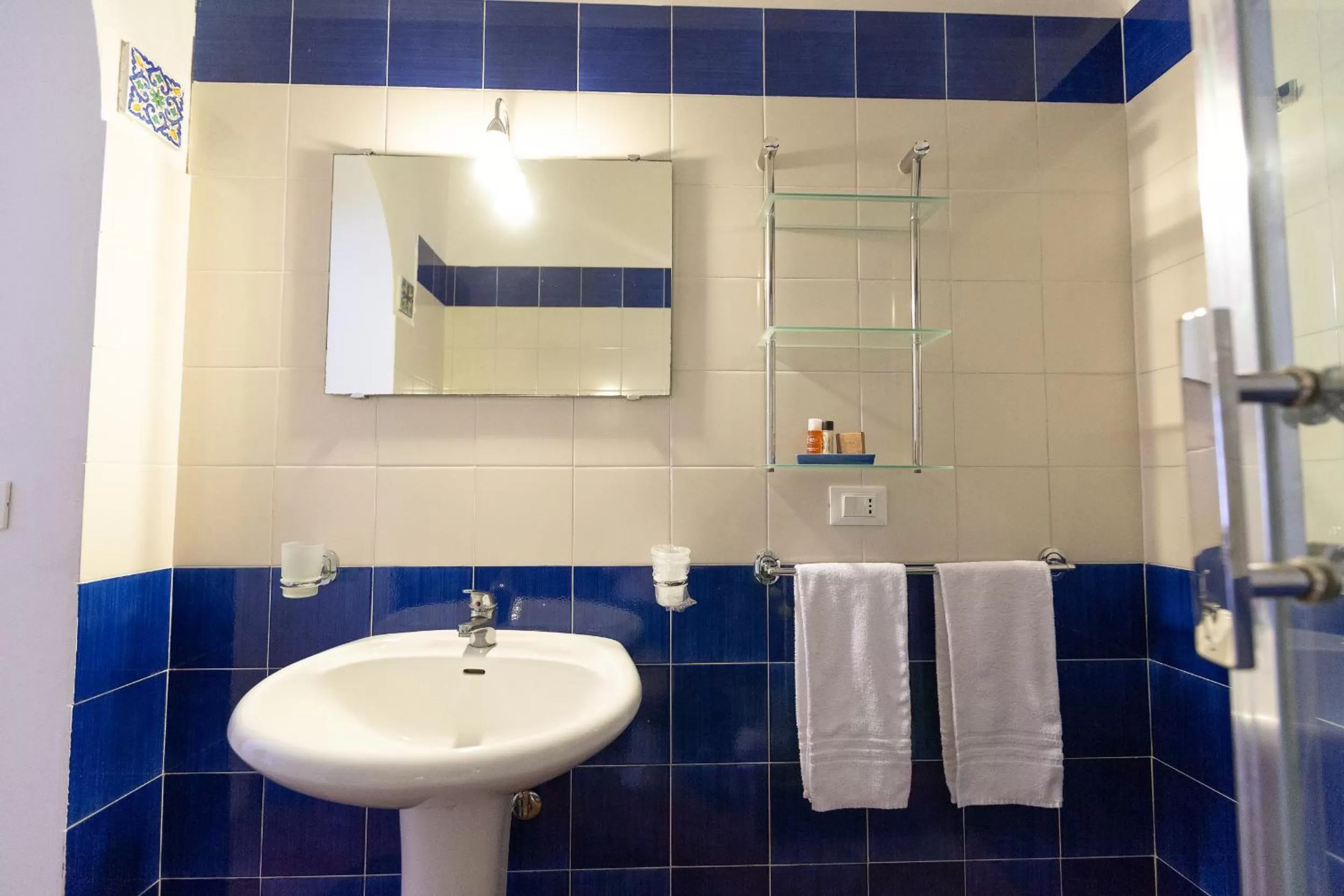 Shower in Al Palmento Cruillas