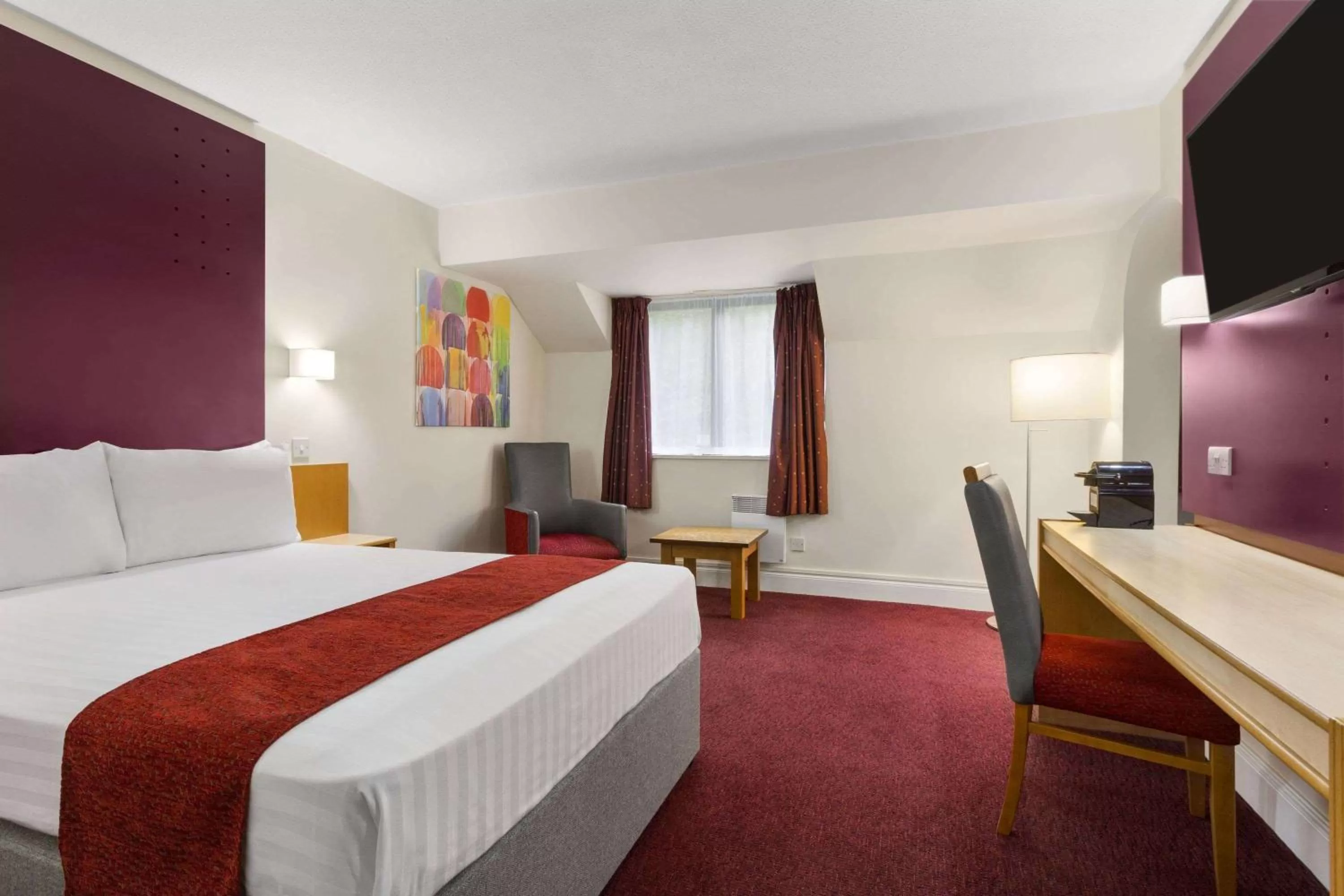 Photo of the whole room, Bed in Days Inn Maidstone