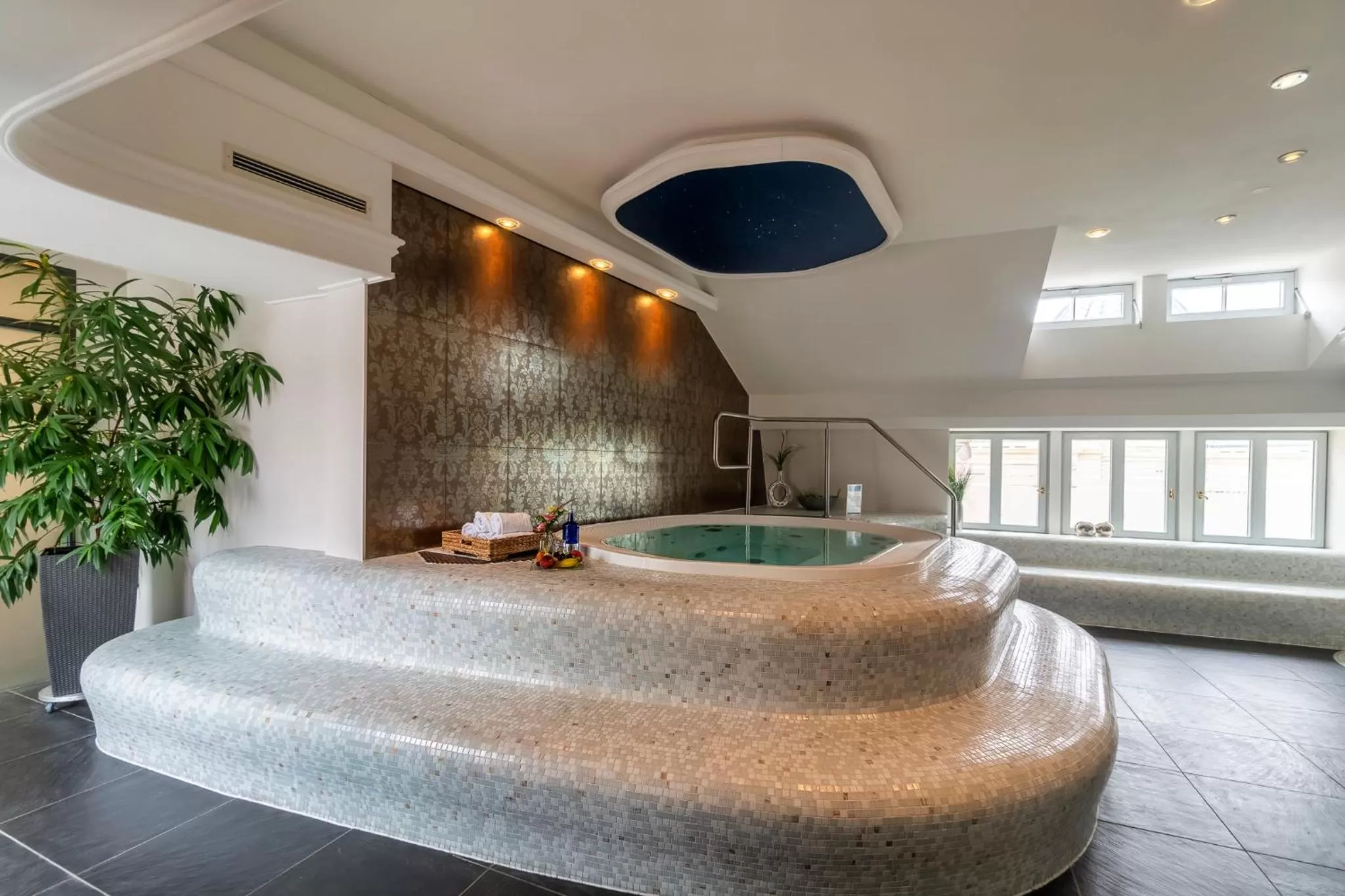 Hot Tub in Hotel Suitess