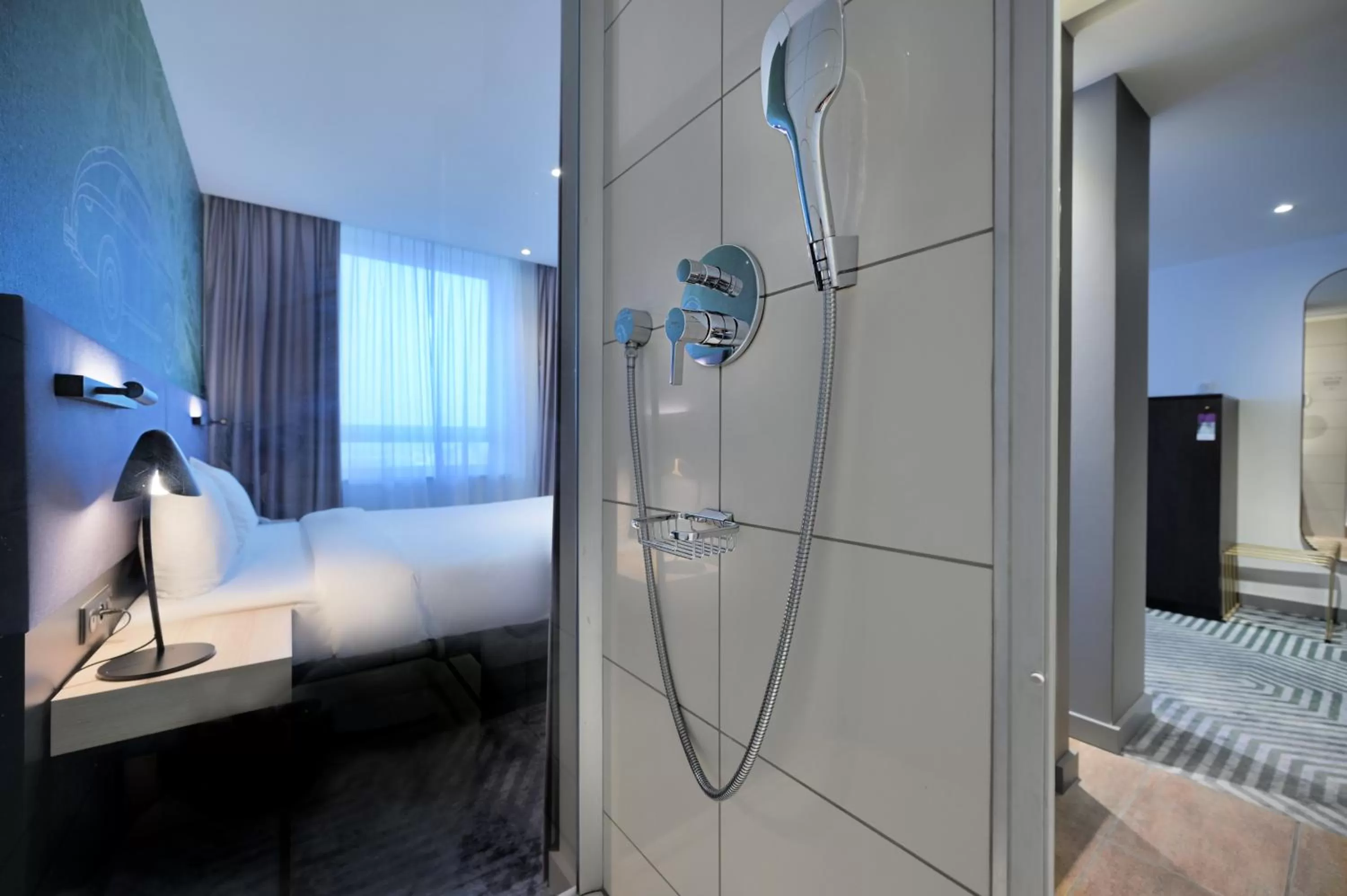 Shower, Bed in Mercure Warszawa Grand