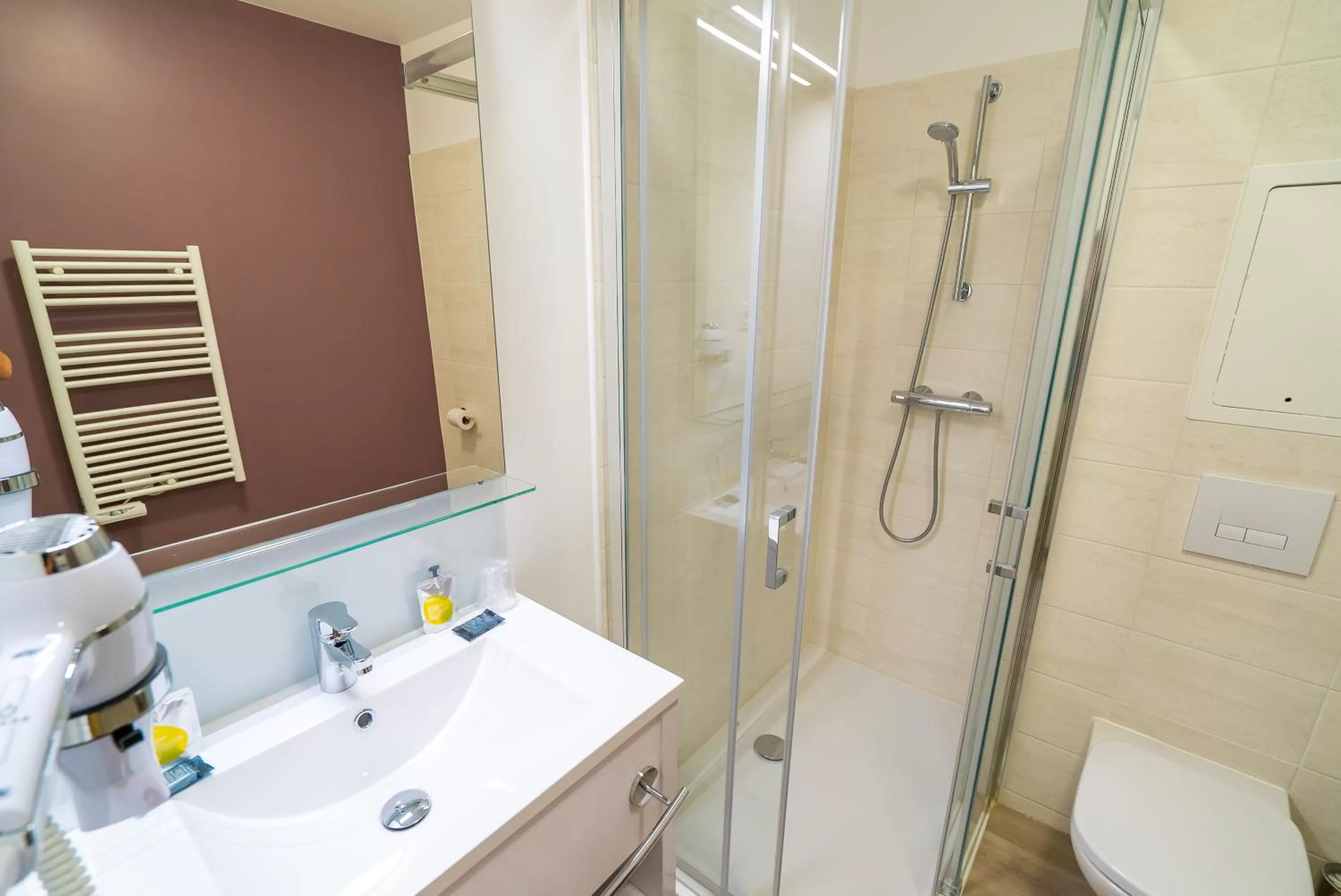 Bathroom in All Suites Appart Hôtel - Choisy-le-Roi