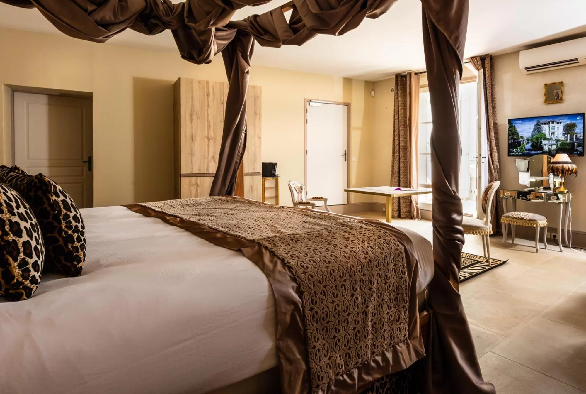 Bedroom, Bed in Le Clos Violette et Le 11 D'Aglaé - Hôtel de Charme Design de Luxe