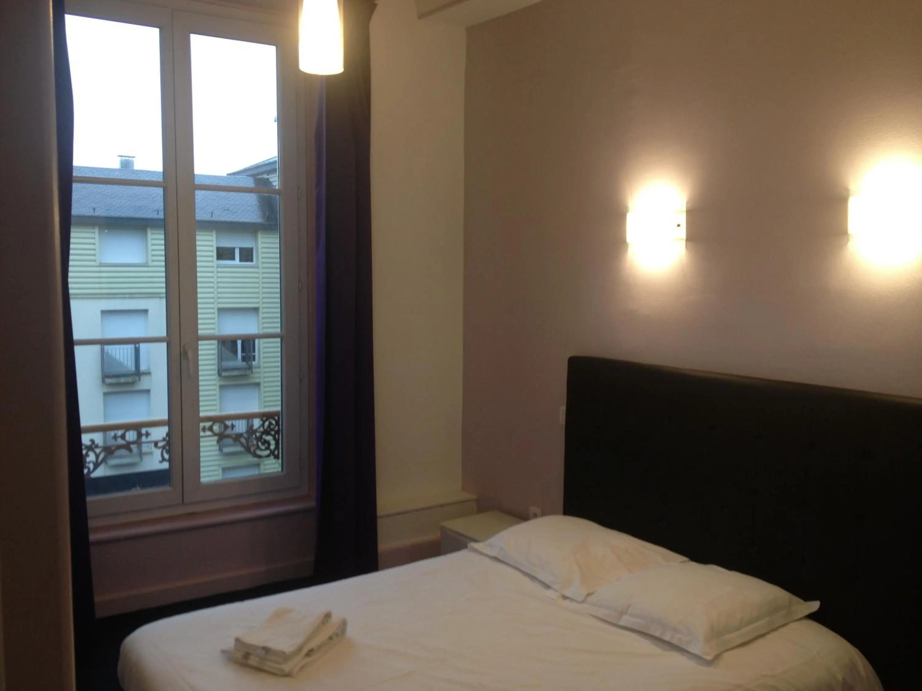 Bed in Hotel Couleurs Sud Centre-ville Gare Charleville-Mézières