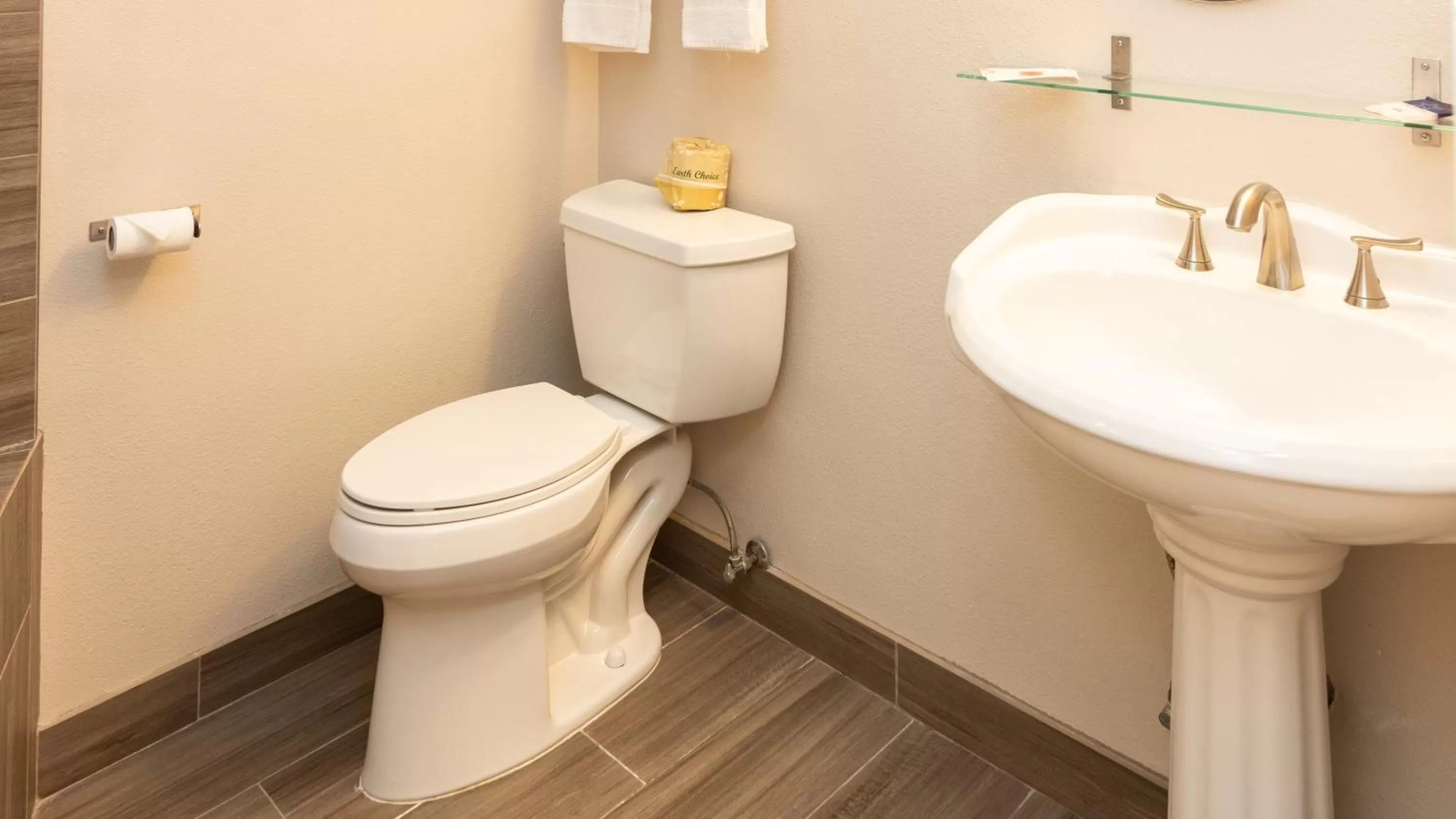 Toilet in Americas Best Value Inn Rancho Palos Verdes