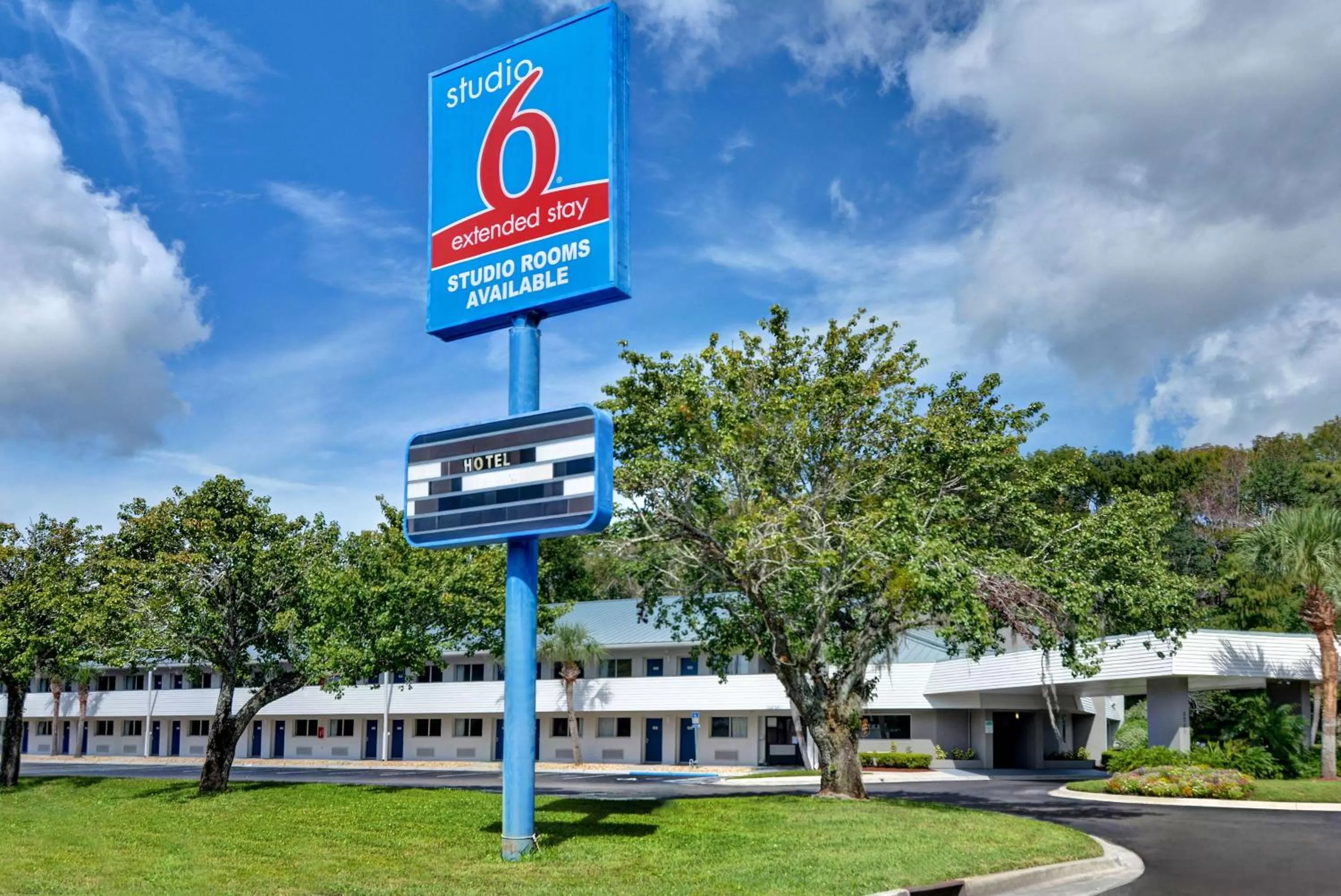 Property building in Studio 6-Jacksonville, FL - Baymeadows