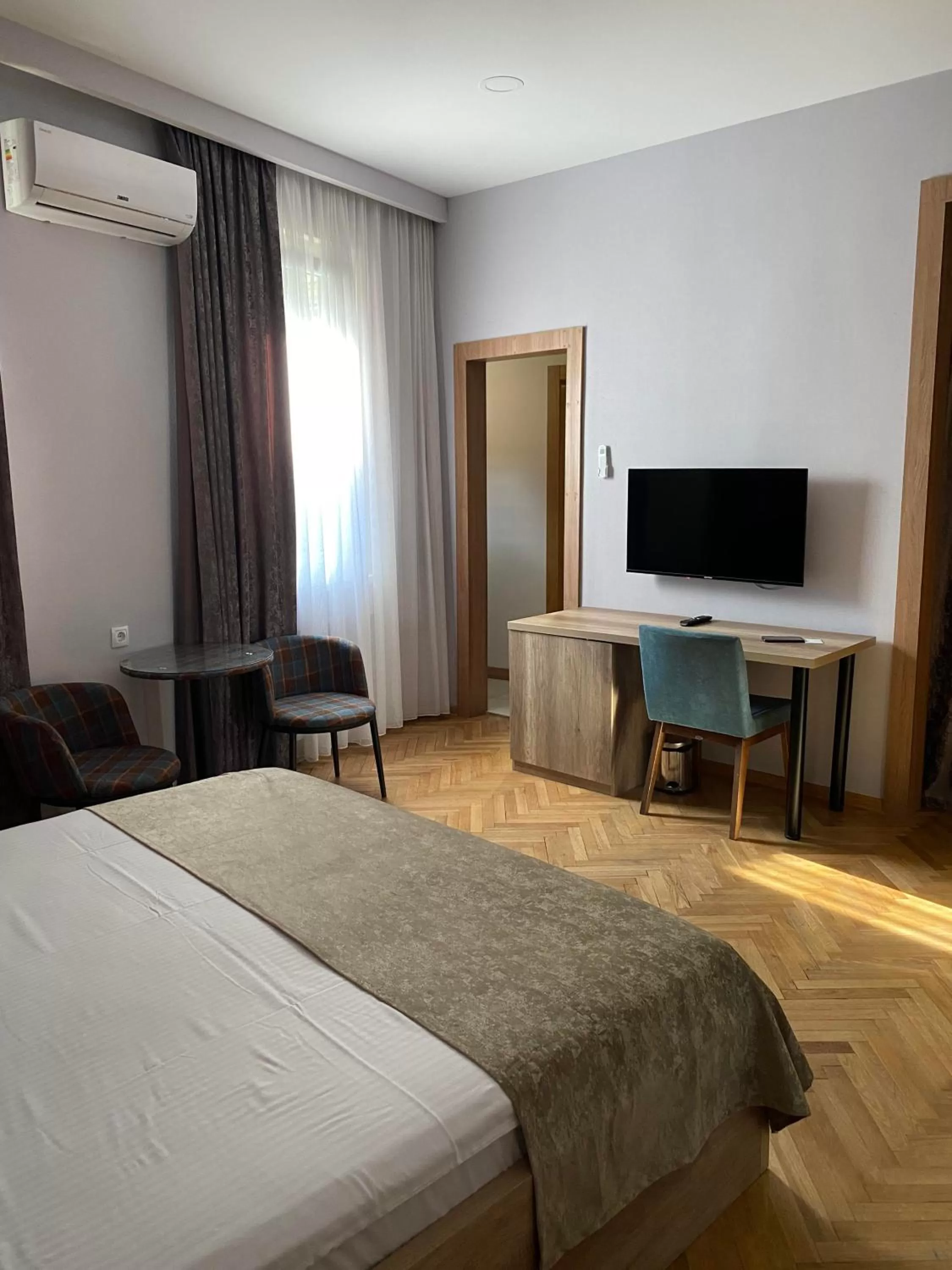 TV and multimedia, TV/Entertainment Center in Hotel Banovani