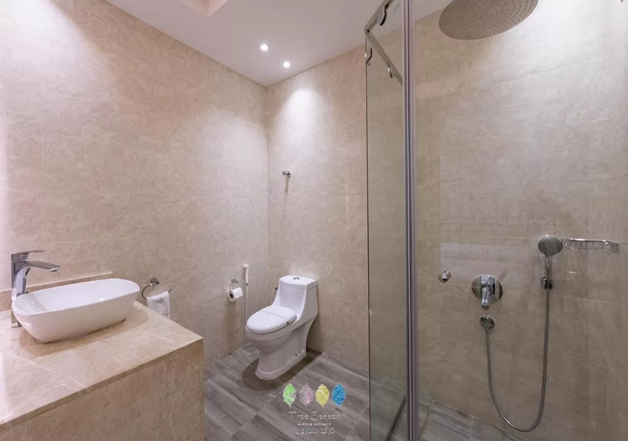 Shower, Bathroom in Tree Season Chalets