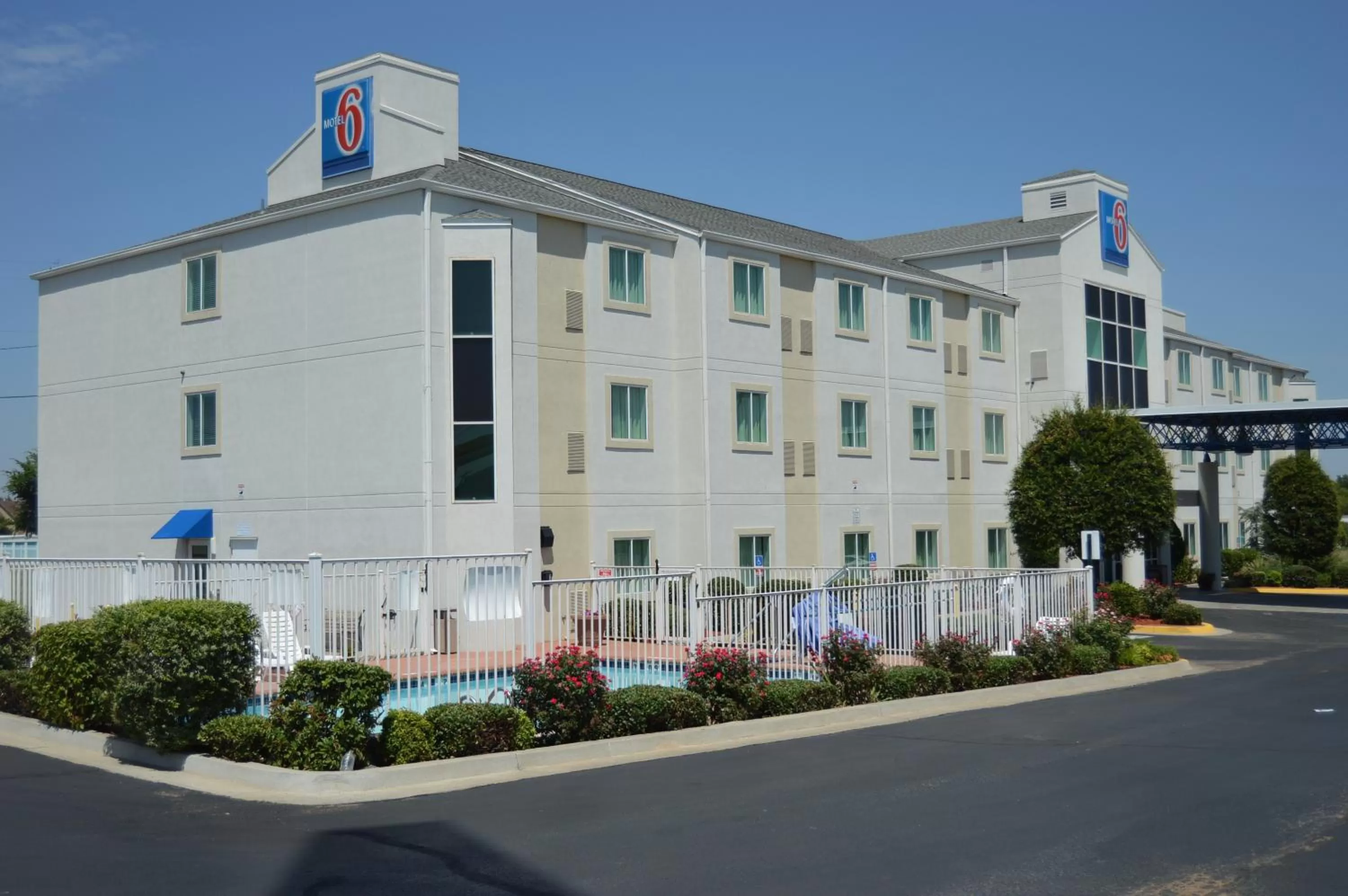 Property building in Motel 6-El Reno, OK