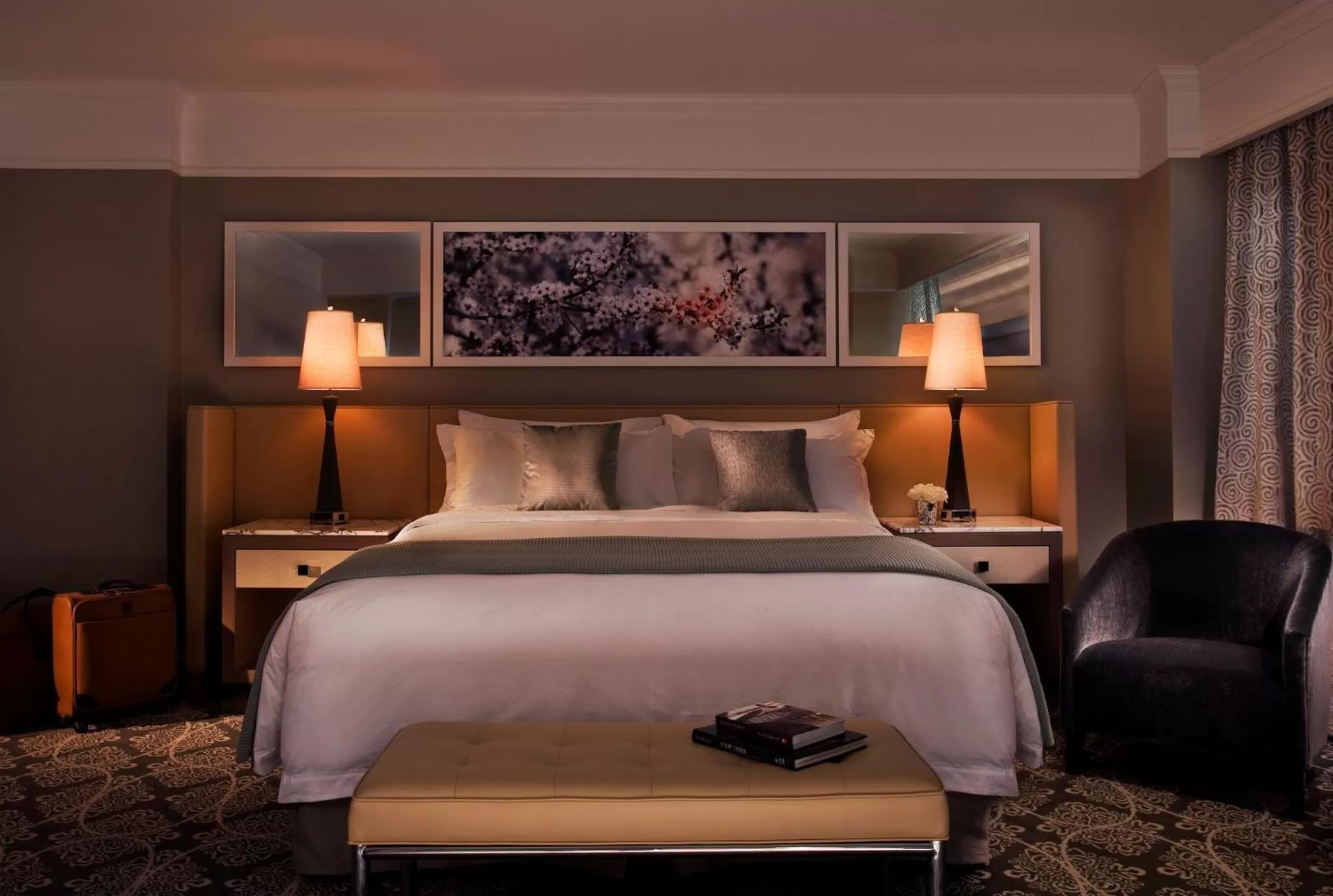 Photo of the whole room, Bed in Loews Regency New York Hotel