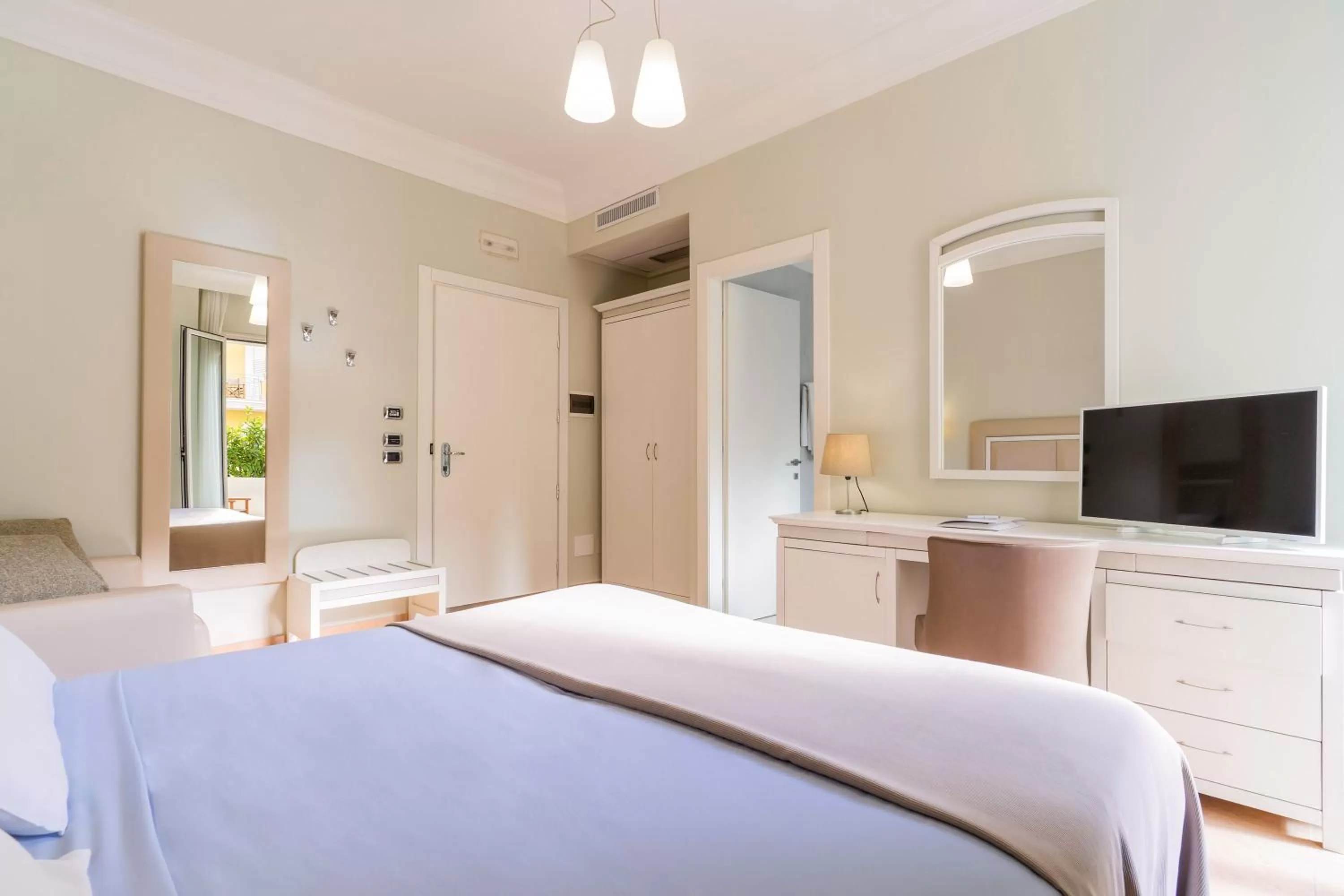 Bedroom, Bed in Victoria Palace Hotel & Zen Wellness