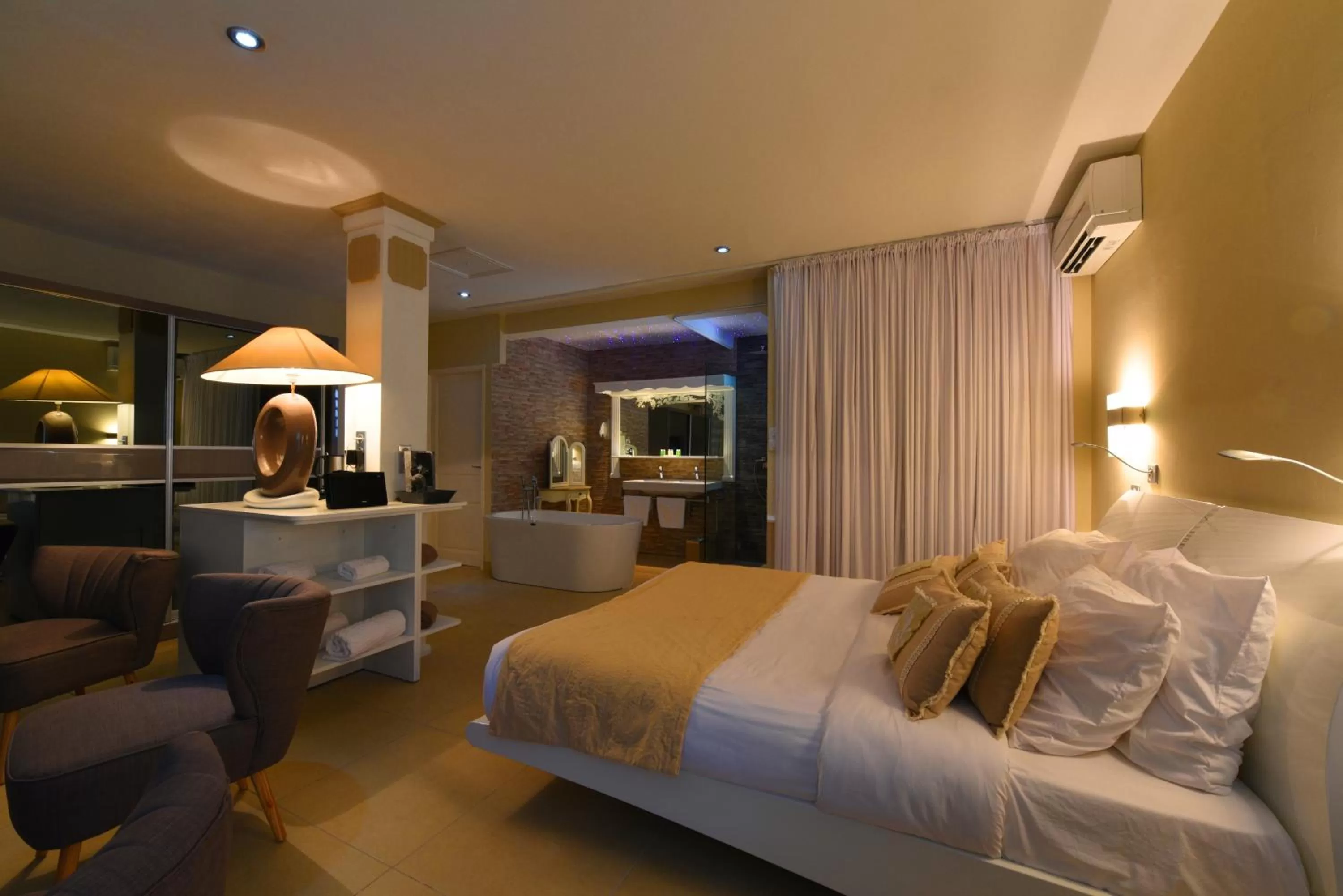 Photo of the whole room, Bed in Hotel Le Cilaos